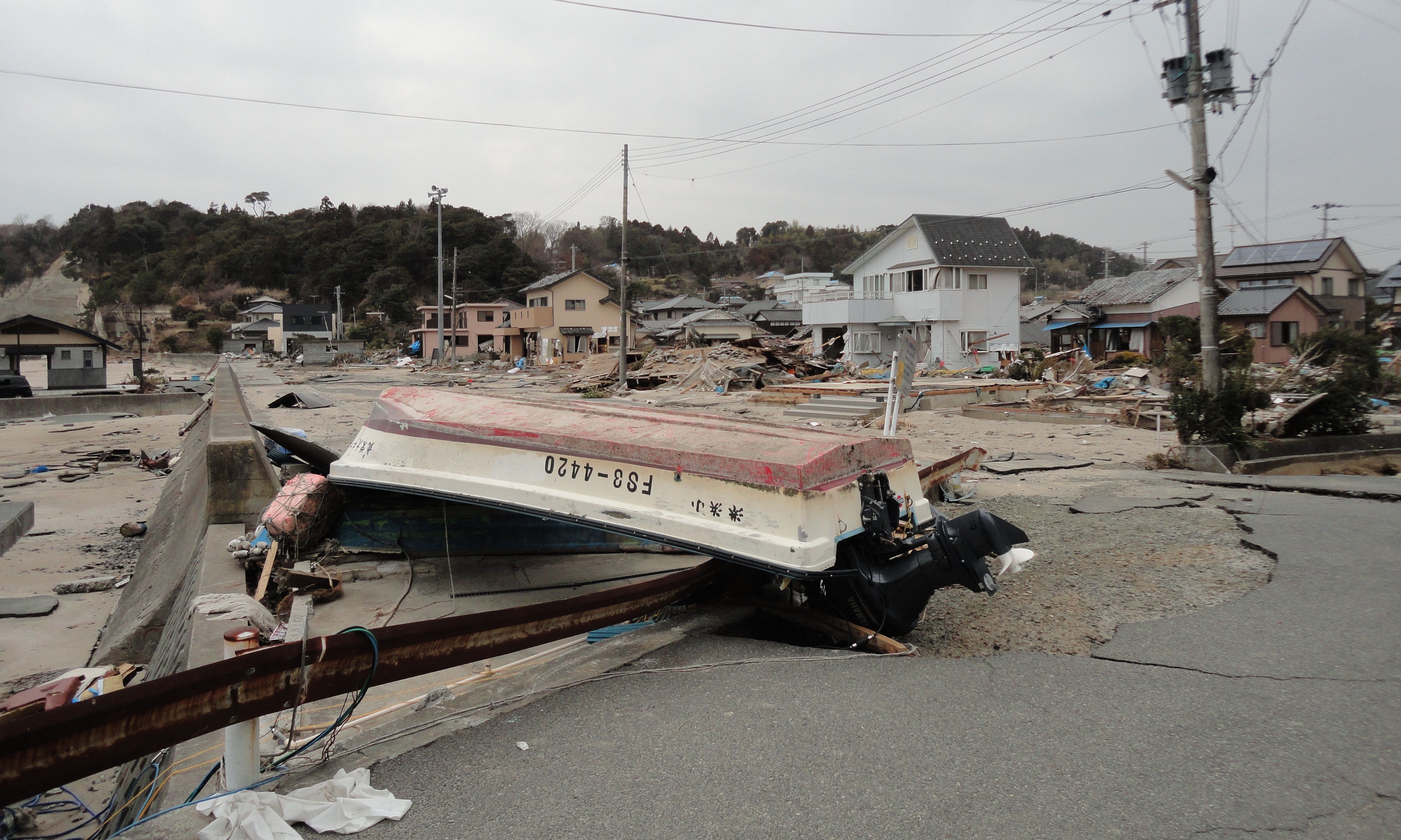 11 小浜町渚の津波被害・転覆した小舟(平成23年3月20日、いわき市撮影)