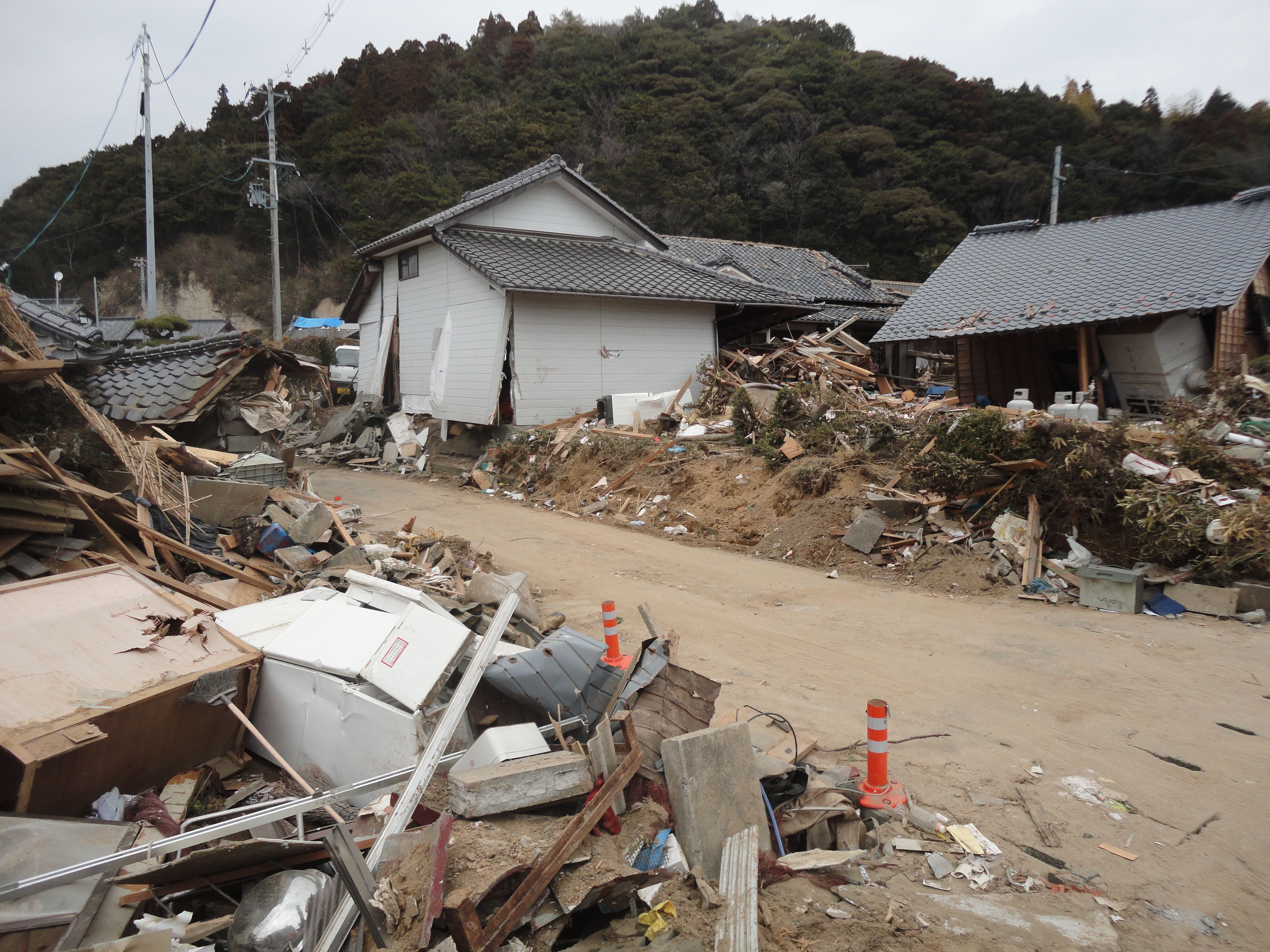 12 小浜町渚の津波被害・倒壊した家屋(平成23年3月20日、いわき市撮影)