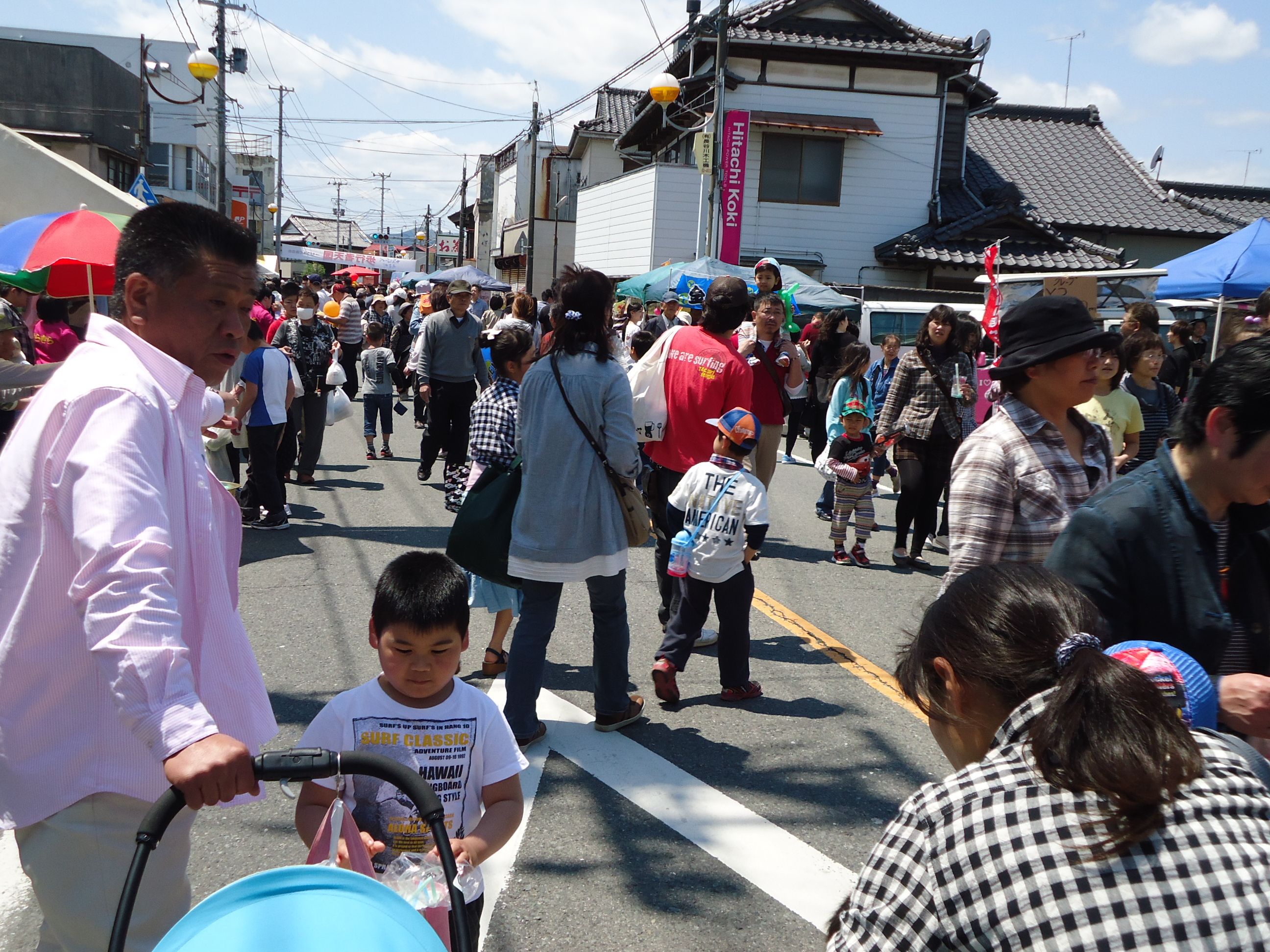 10　植田町本町通りの歩行者天国・南方を見る(平成24年5月、いわき市撮影)