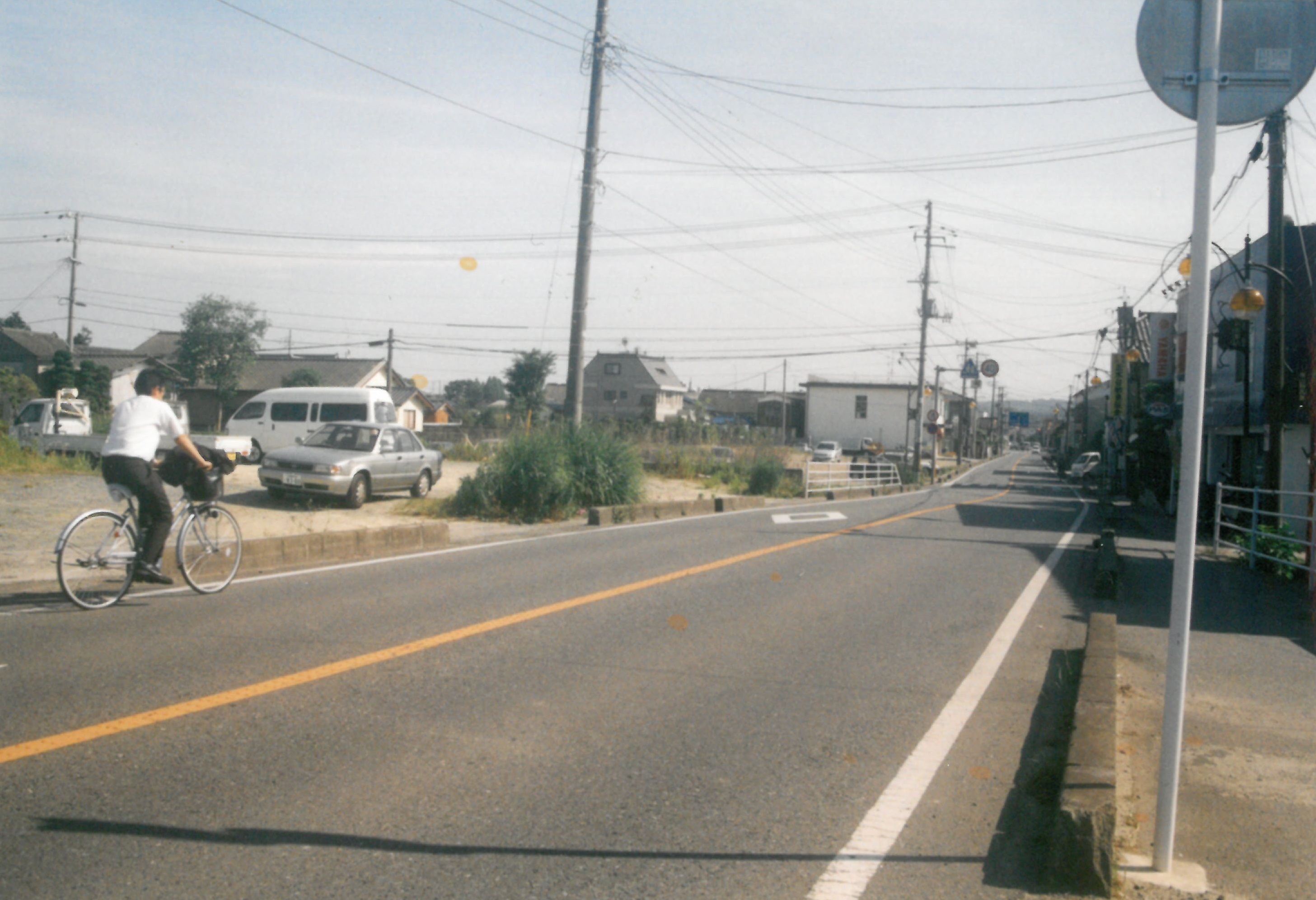 12 錦町大島の新道(左)を勿来支所に向かって見る(平成14年6月、おやけこういち氏撮影)