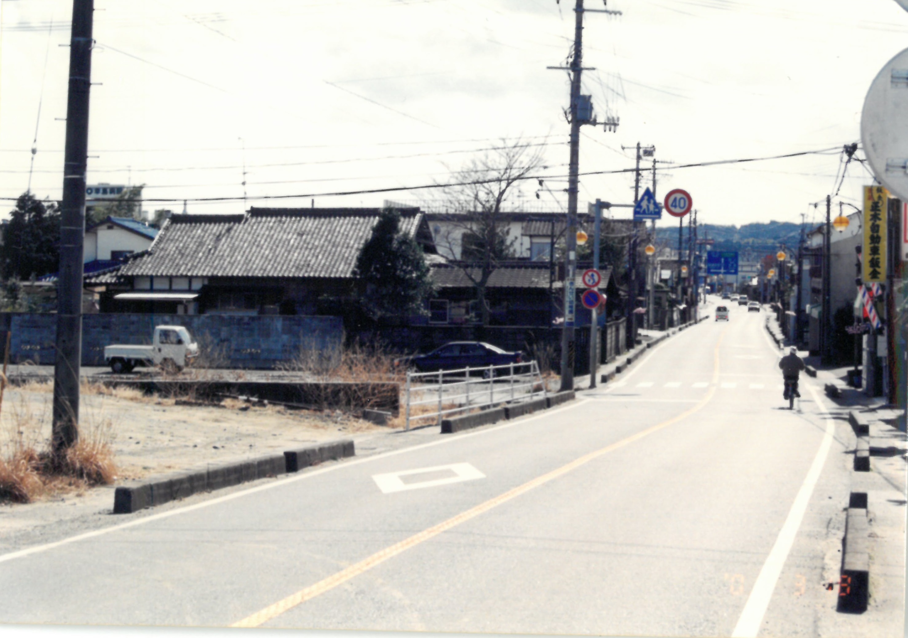 10 錦町大島の新道(左)建設を勿来支所に向かって見る（1）(平成13年3月、おやけこういち氏撮影)