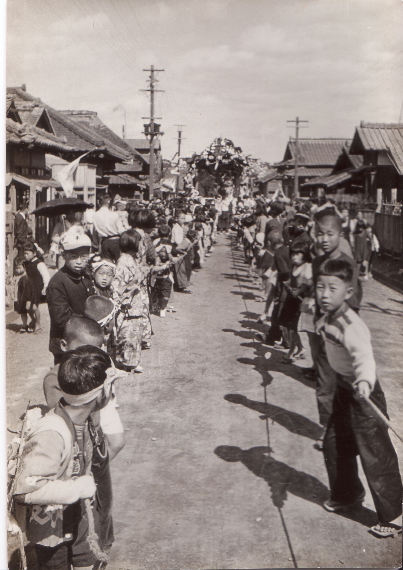 7 窪田町通りの国魂神社例祭神輿渡御(昭和30年頃、佐々木正勝氏提供)