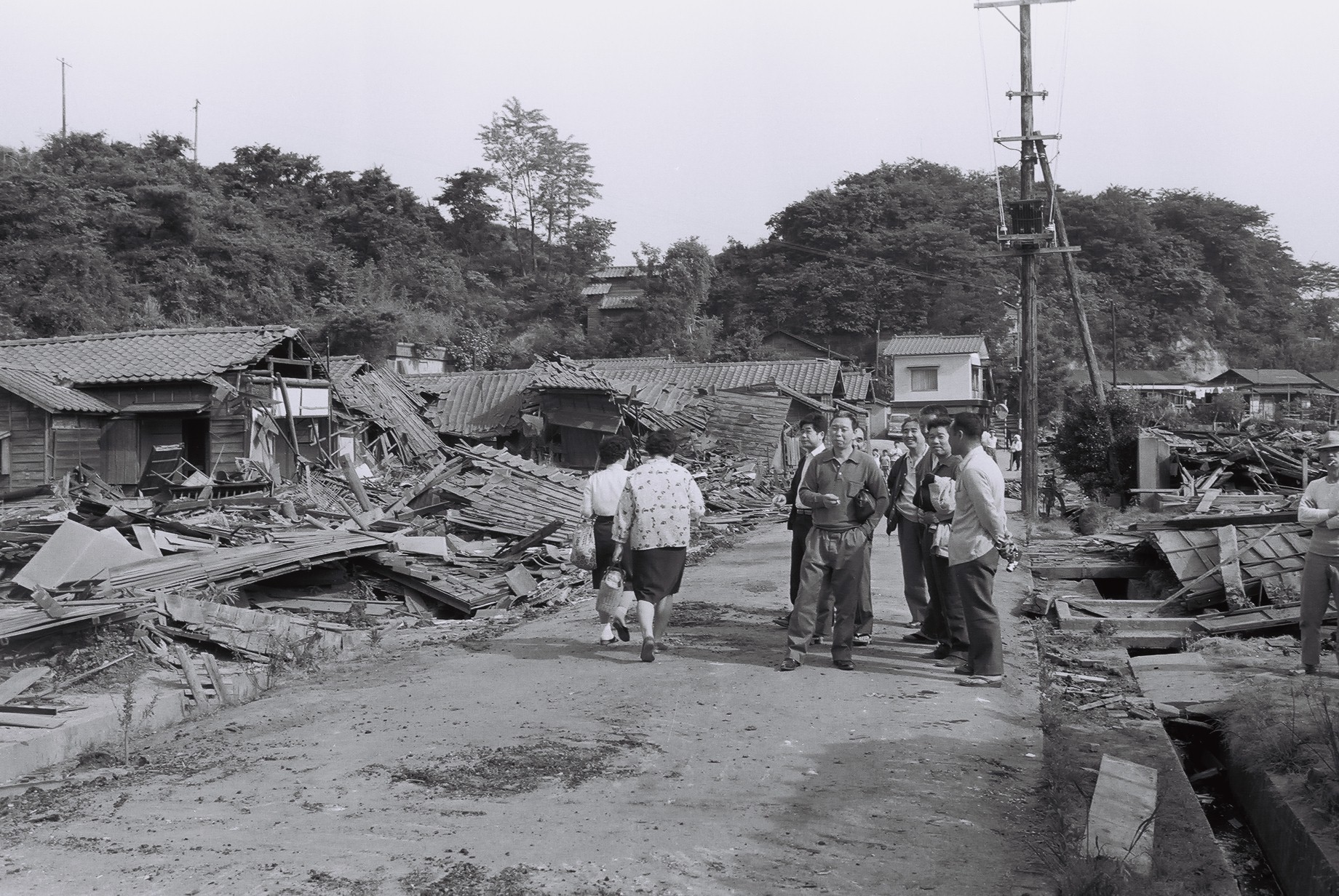 7 八仙炭鉱住宅の取り壊し（1）(昭和47年6月、いわき市撮影)