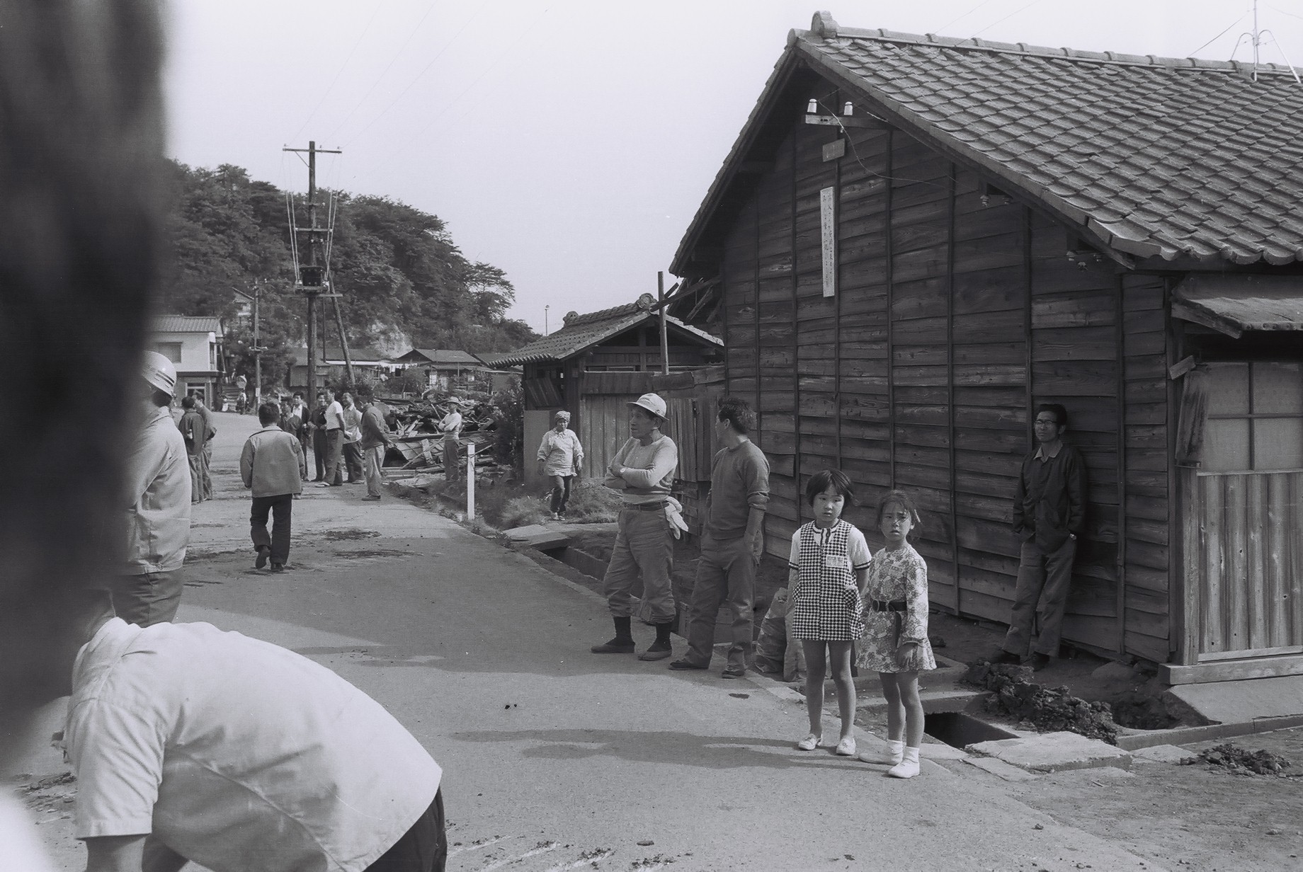9 八仙炭鉱住宅の取り壊しを見守る人々（1）(昭和47年6月、いわき市撮影)