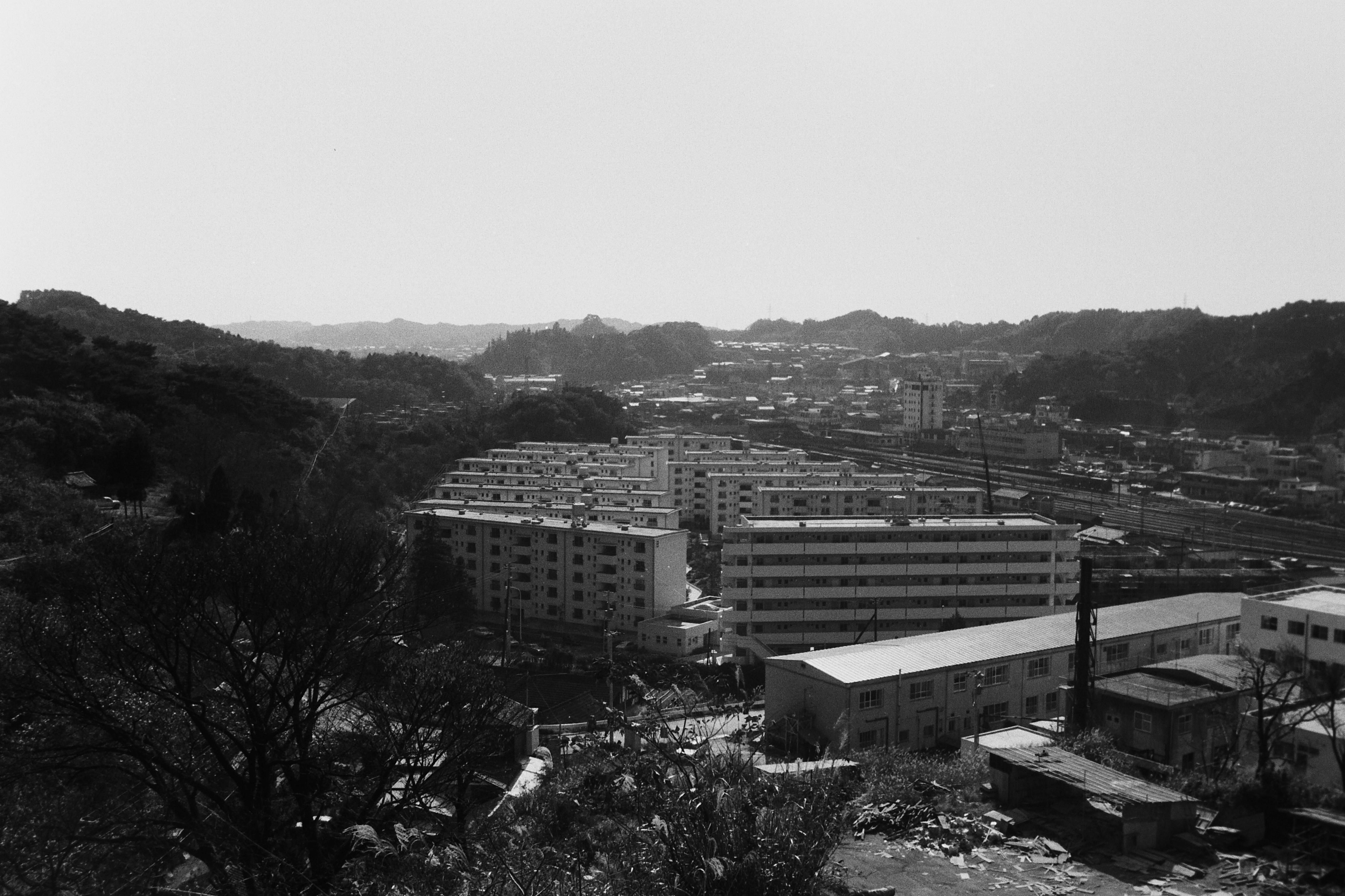 13 旧炭鉱住宅跡に建設された市営の八仙アパート(手前は湯本中央病院)(昭和50年頃、いわき市撮影)