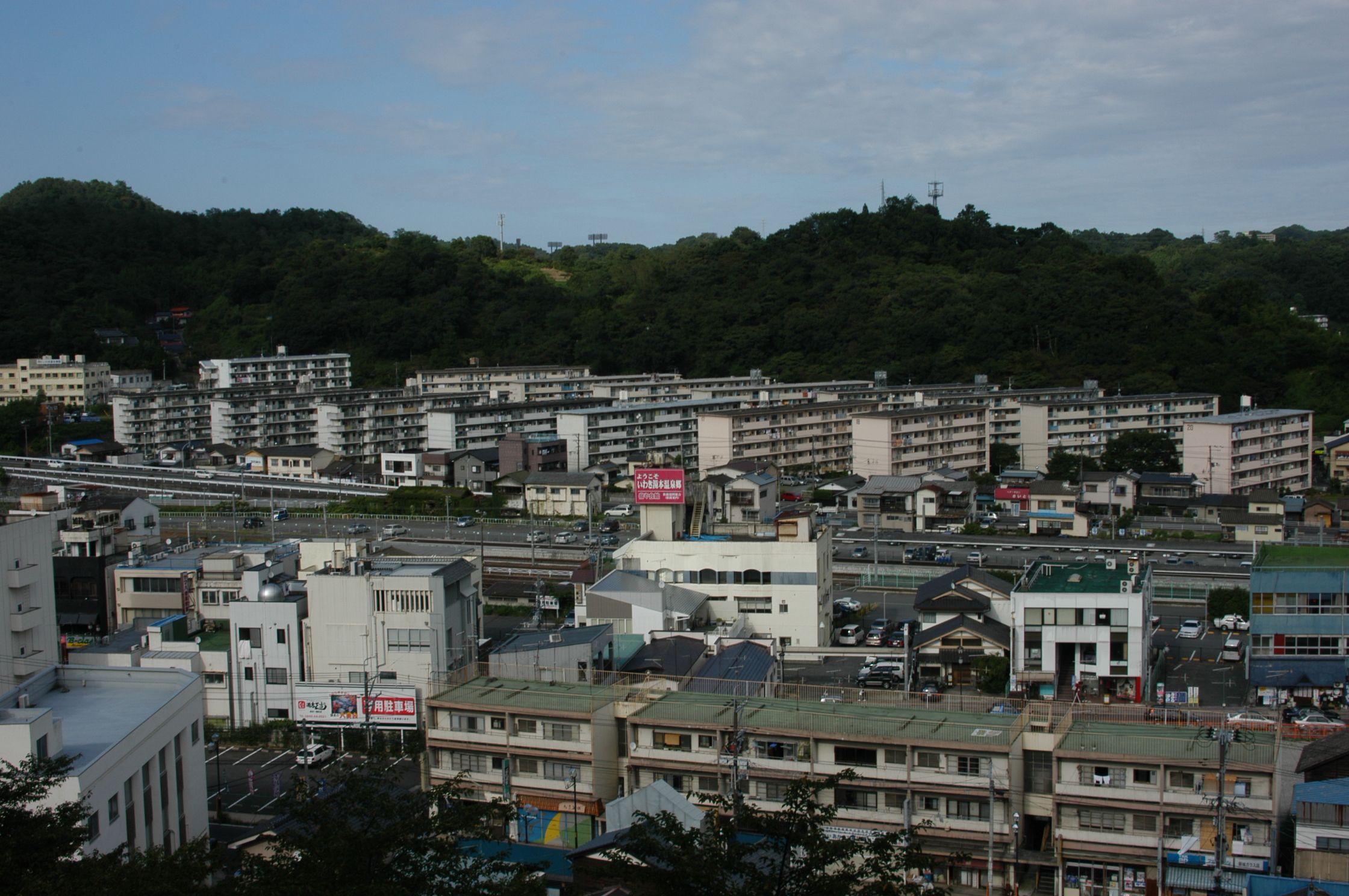 17 湯本市街地を御幸山から見る(平成18年8月、いわき市撮影)