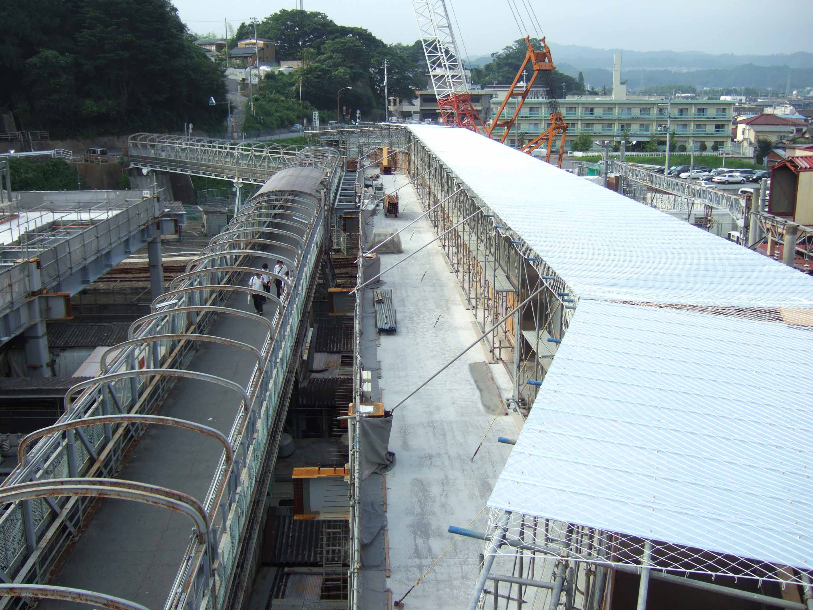 17 平安橋と駅舎改築に伴う仮通路建設(平成18年9月、いわき市撮影)