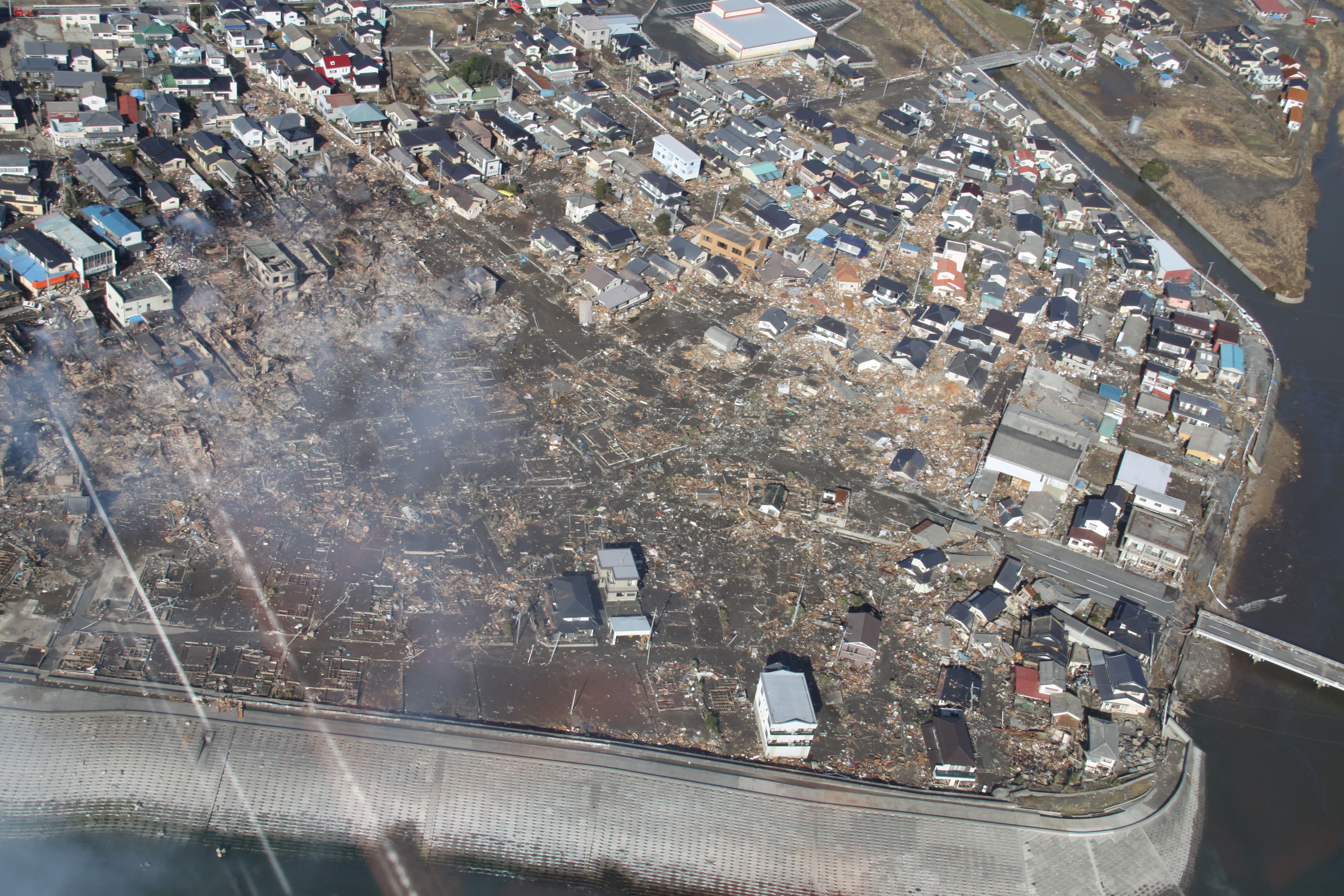 4-10 久之浜の津波被災・焼失区域を東側上空から見る(2011年3月12日8時43分、県消防防災航空隊撮影)