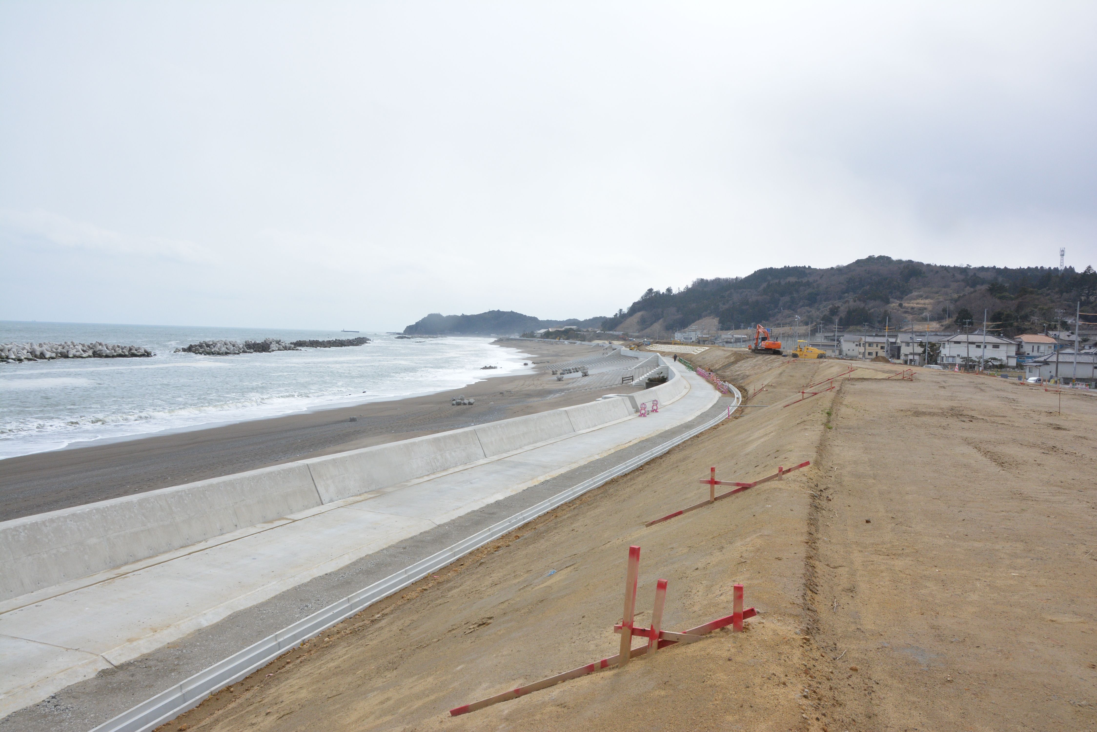 8 防潮堤かさ上げ工事が完了。背後に防災緑地〔平成28(2016)年3月、いわき市撮影〕