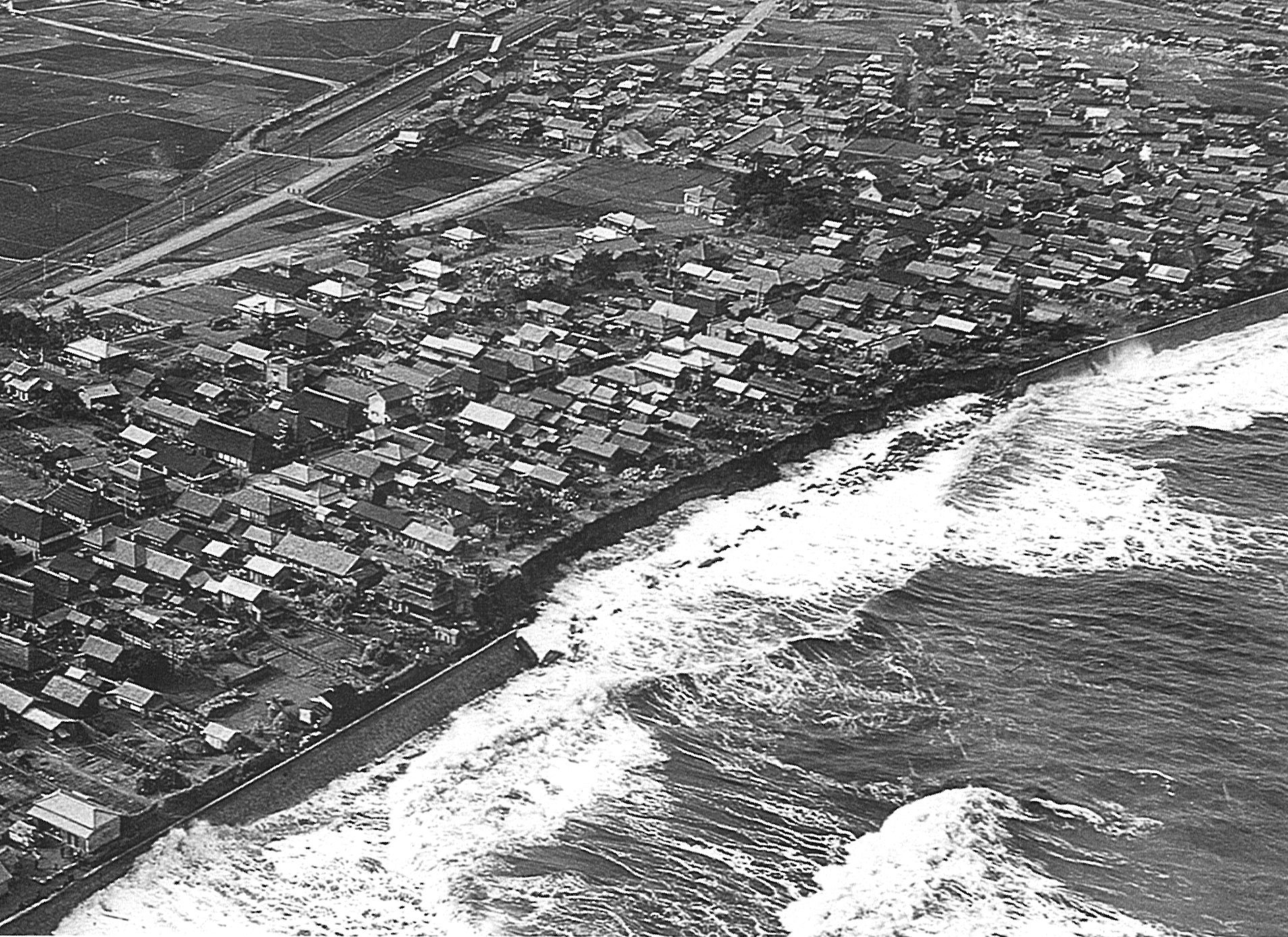10 高潮で久之浜海岸の護岸が崩壊（昭和32年3月16日）