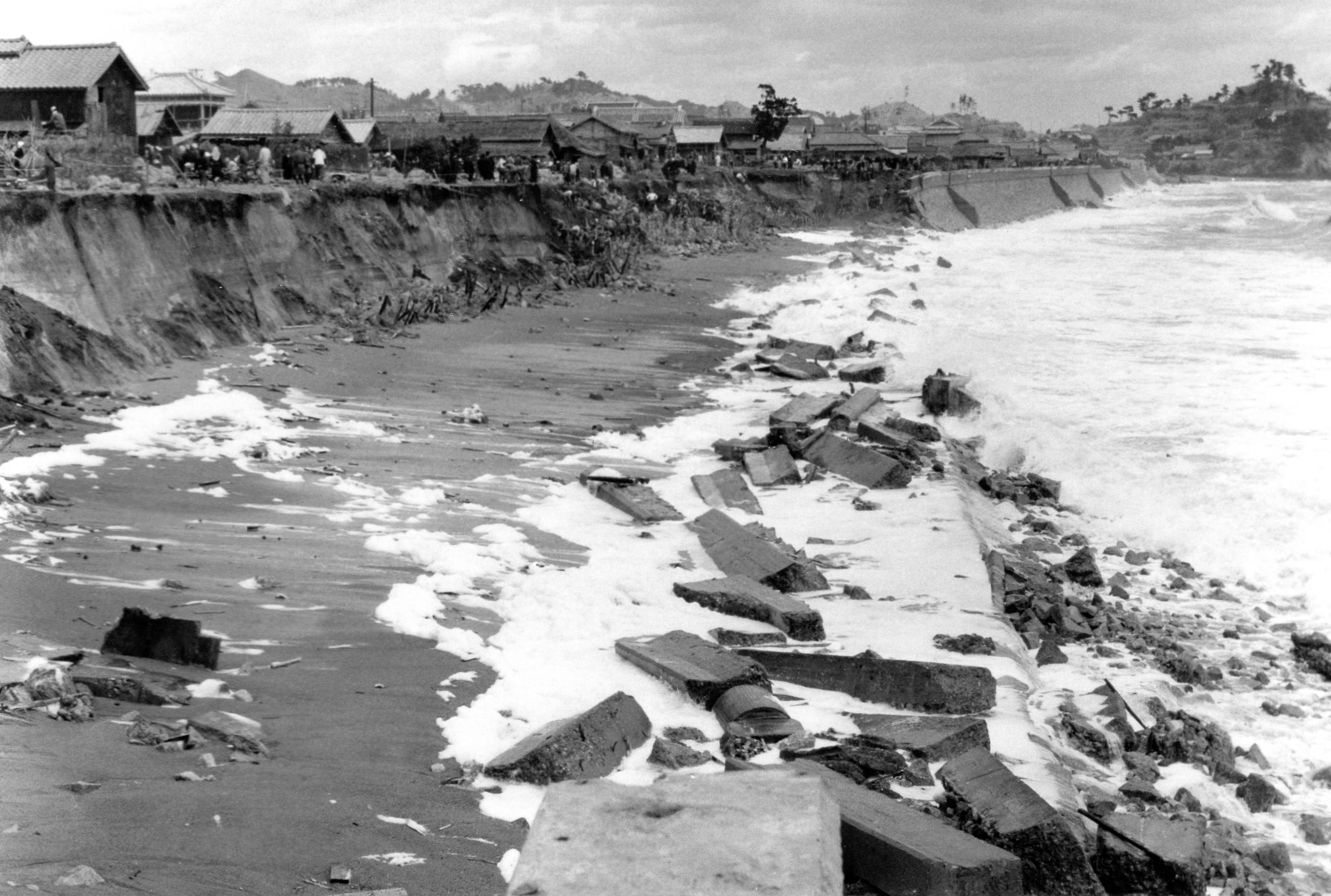11 高潮に襲われた久之浜海岸と復旧作業を北方に向かって見る（昭和32年、志賀親氏撮影）