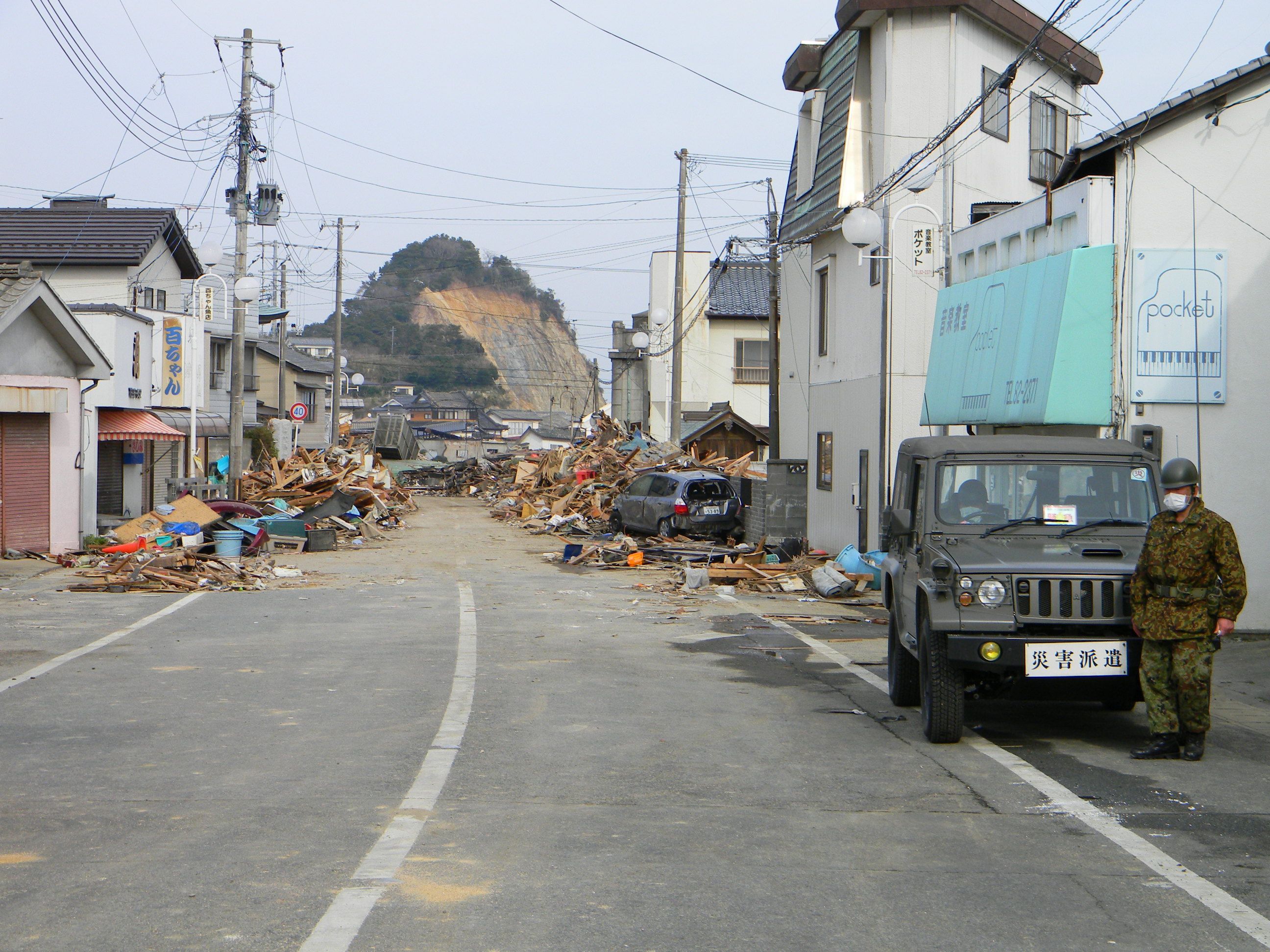 4 復旧をめざす県道久之浜線沿い（1）〔平成23(2011)年3月14日、いわきジャーナル撮影〕
