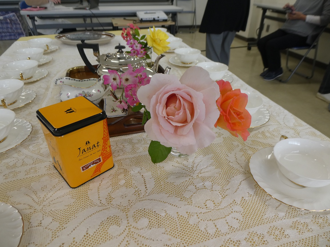 受講者さんの摘み立てのバラがテーブルを彩る