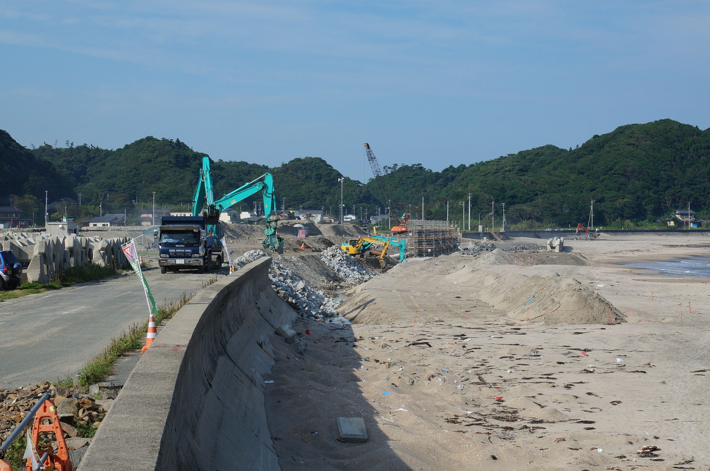 15 防潮堤かさ上げ工事(平成26年8月、いわきジャーナル撮影)