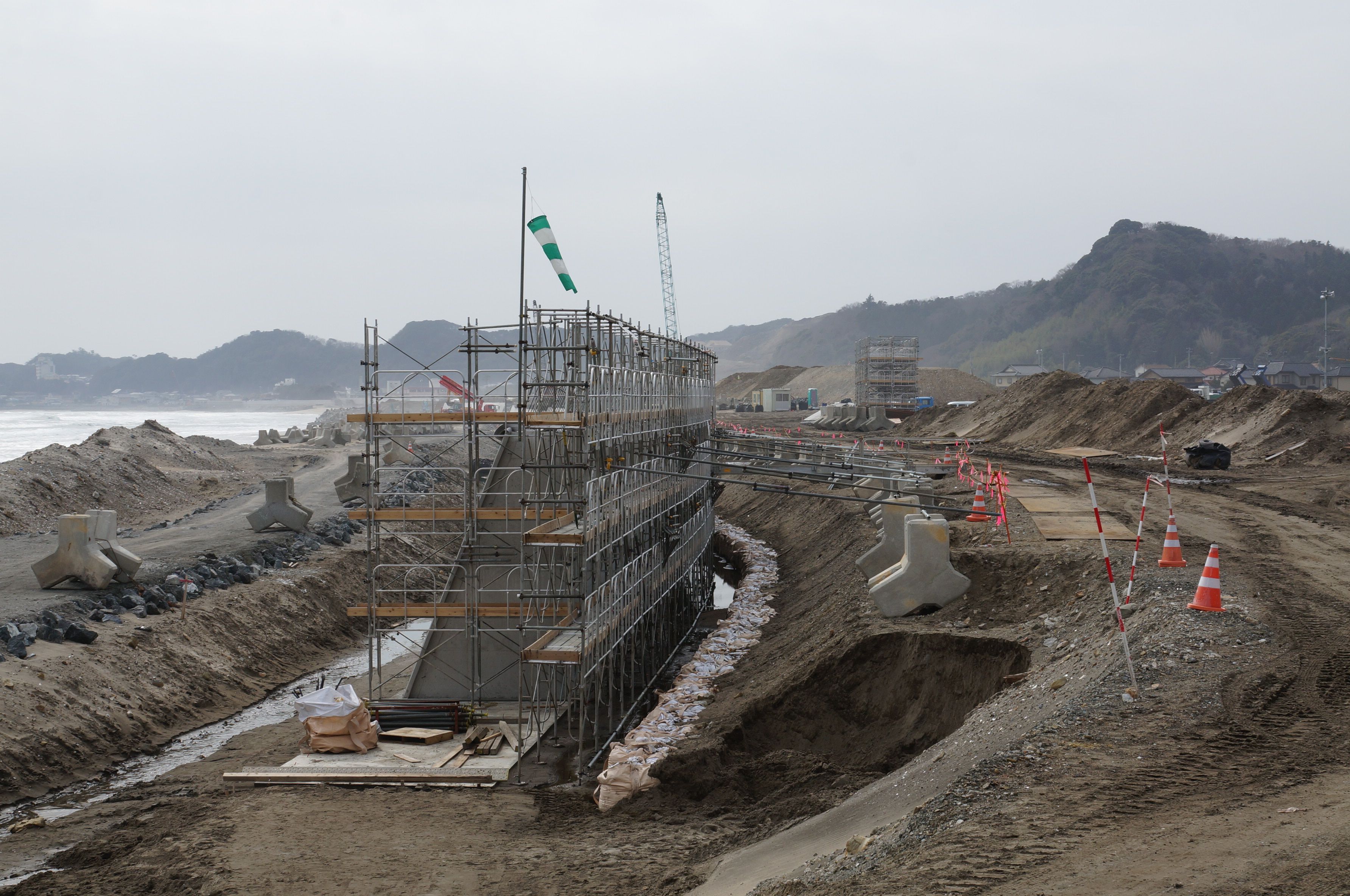 17 防潮堤のかさ上げ工事が施工(平成27年2月、いわきジャーナル撮影)
