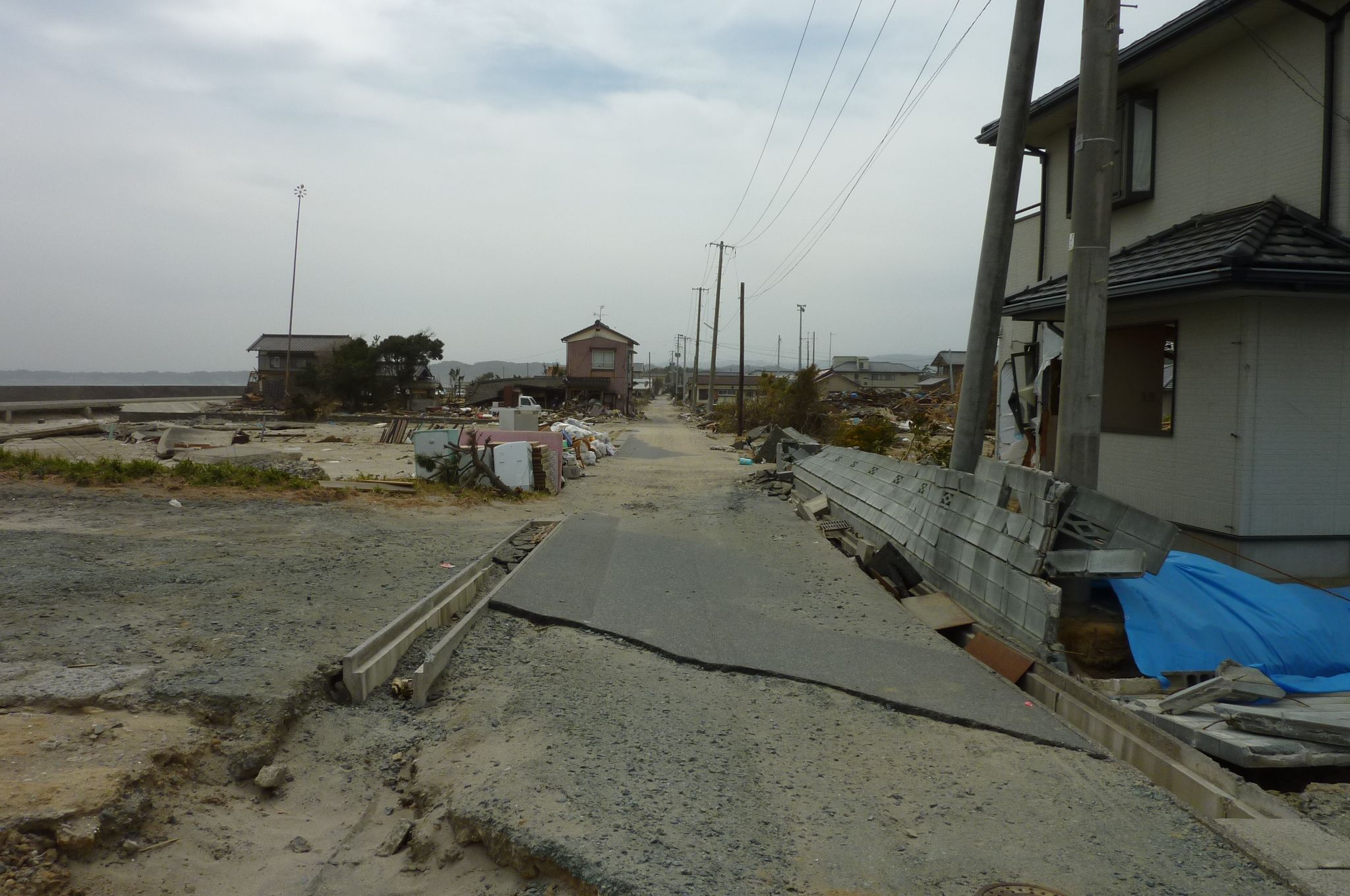 8 東日本大震災の津波で被災した須賀集落(平成23年4月8日、佐川紘一氏撮影)