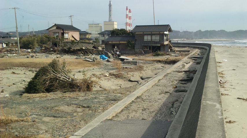 7 大津波で被災した須賀集落(平成23年3月19日、いわき市撮影)