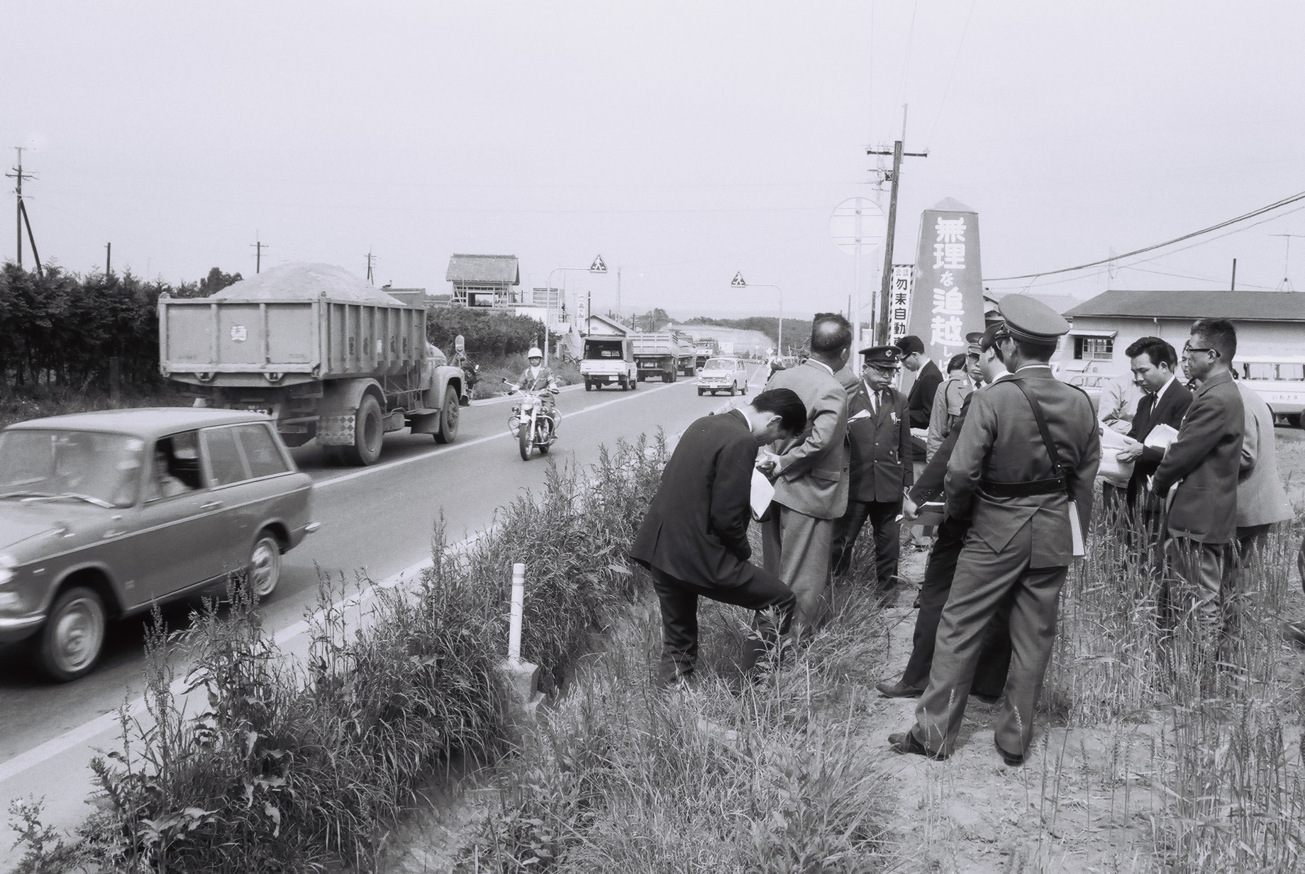 3 金山地内の国道6号で道路査察(昭和44年5月、いわき市撮影)