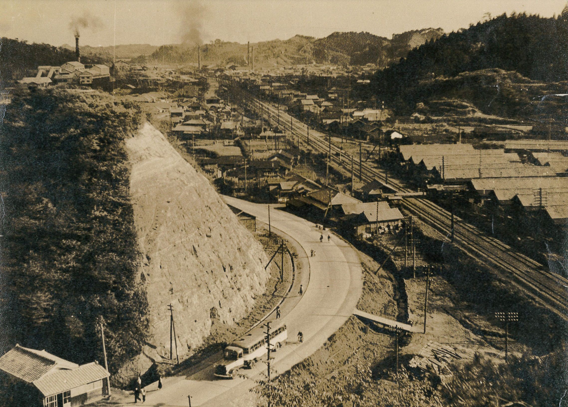 湯本町傾城の高台から南方の常磐線、国道6号を見る(昭和29年頃、常磐公民館提供)