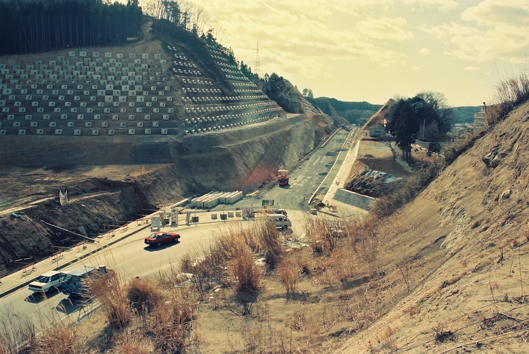  2■写真1-2　道路開削状況を東側から見る　〔平成3(1991)年2月　いわき市撮影〕.JPG