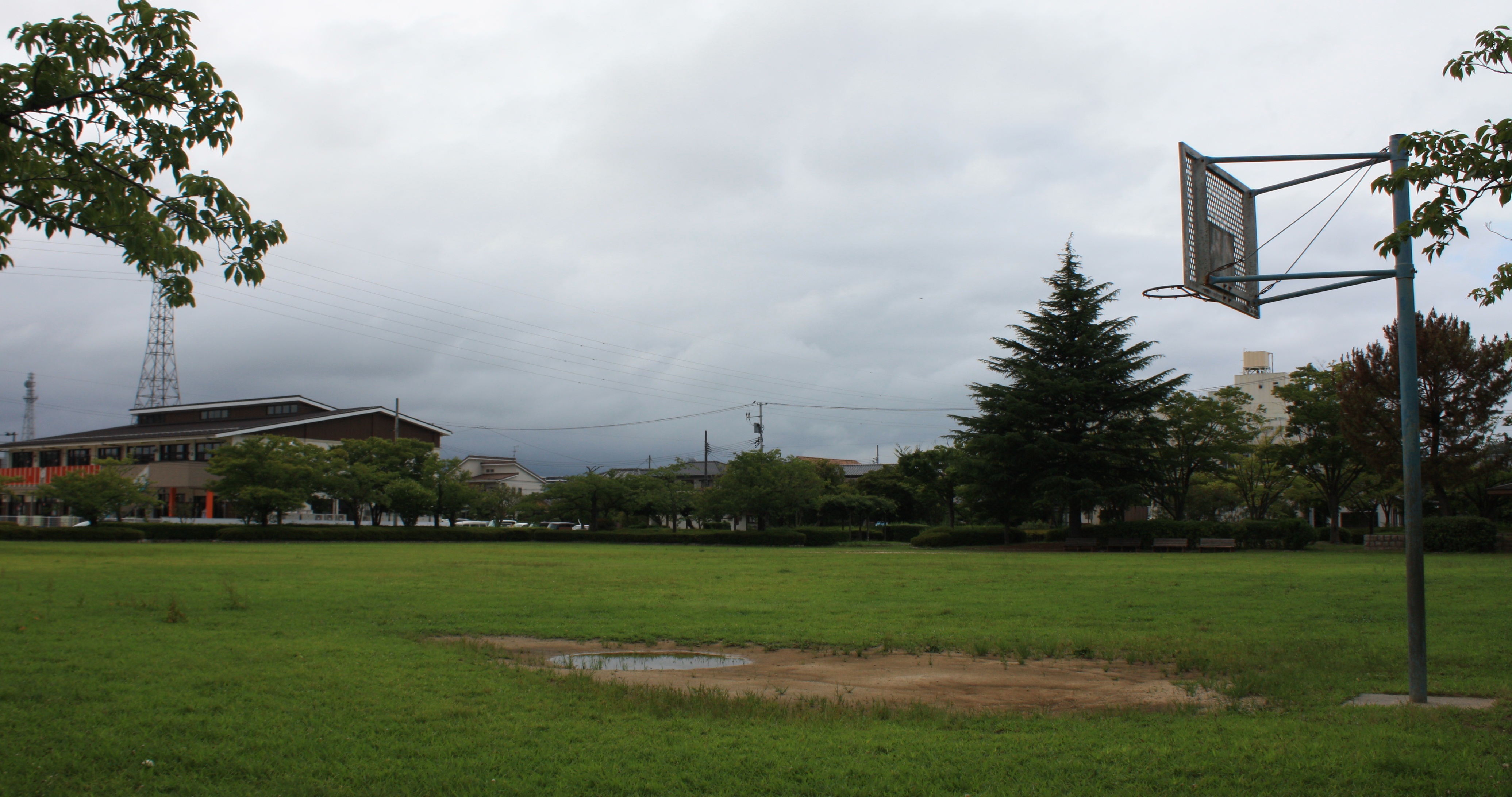 9.■写真3-2　平東部土地区画整理事業区域内に配置された「白土公園」　写真3-1に見える松尾病院の建物、NTTの鉄塔が、それぞれ同じ角度で見える。　〔令和3(2021)年8月　小宅幸一撮影〕