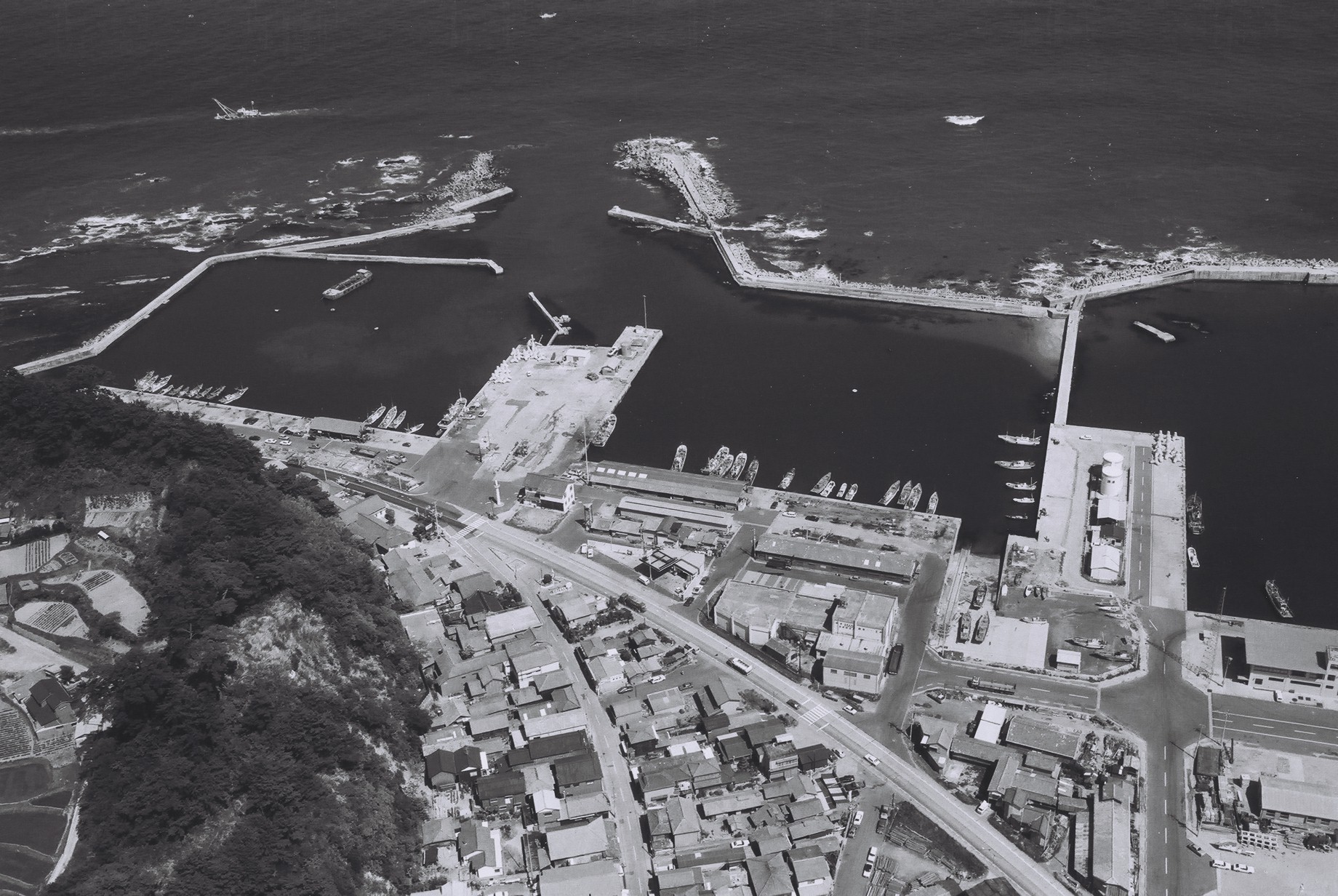 四倉港を西方上空から見る〔昭和50年代初期　いわき市撮影〕