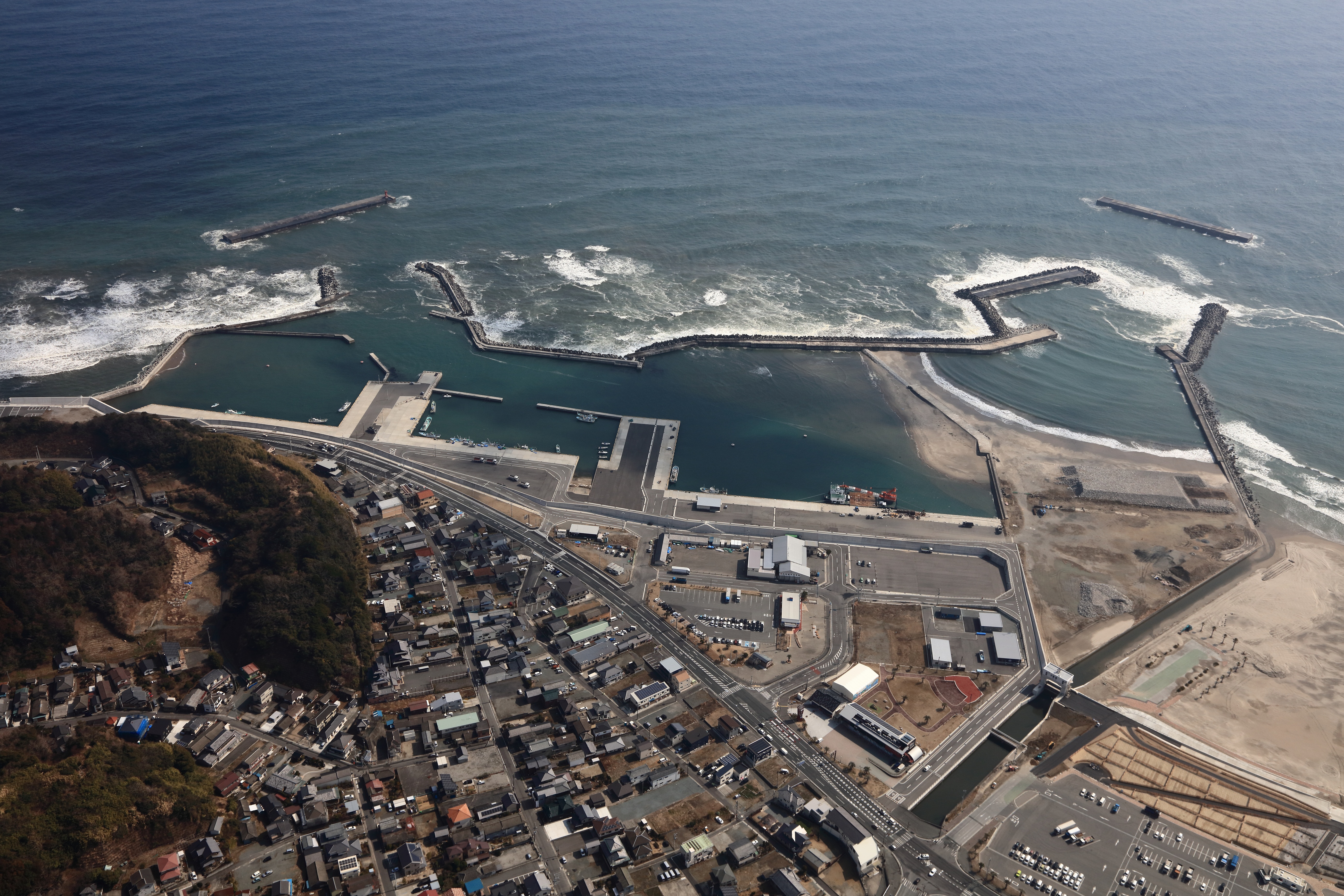 四倉港を西方上空から見る〔平成26(2014)年12月　いわき市撮影〕