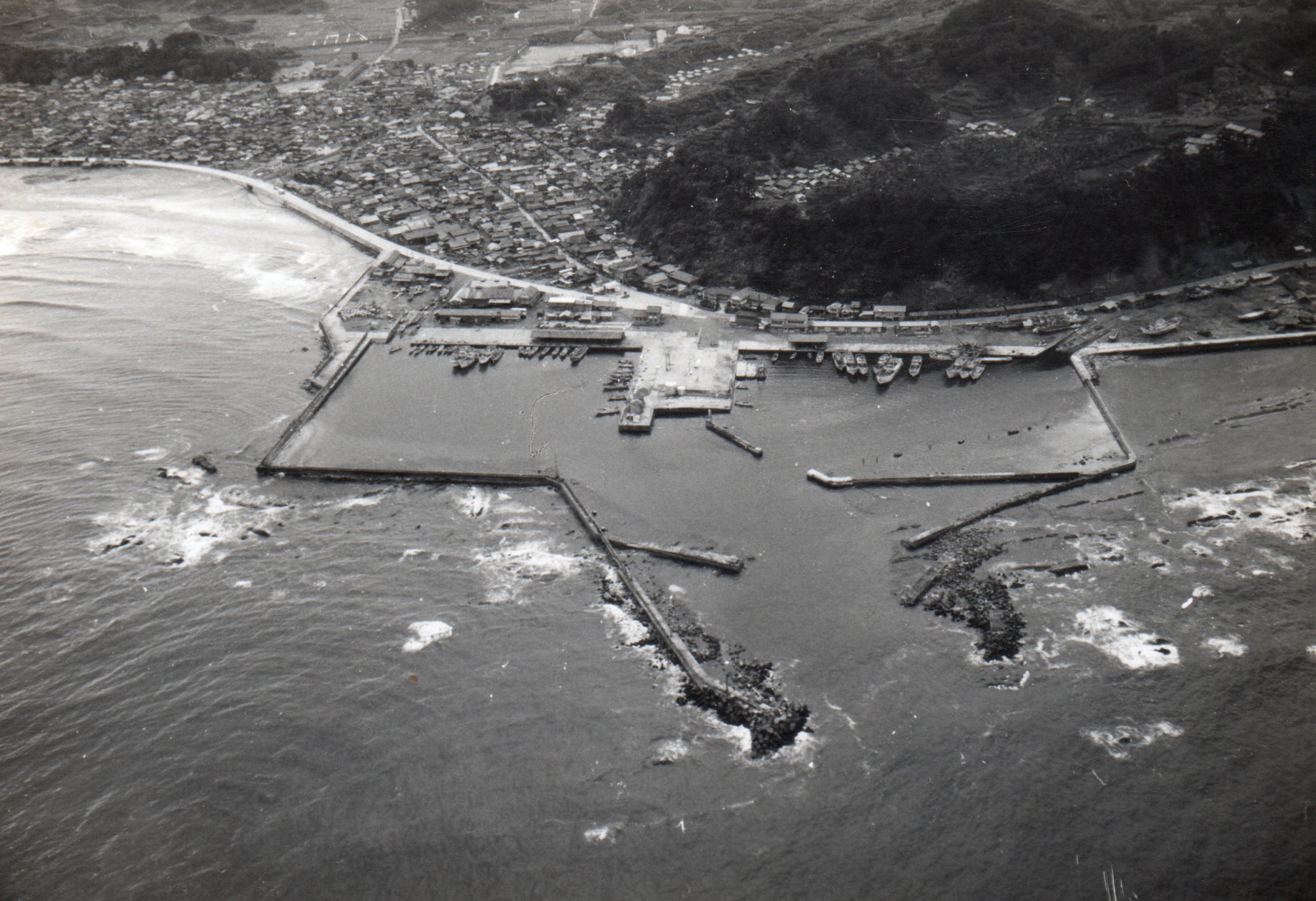 四倉港を東方上空から見る〔昭和30年代　四倉漁業協同組合提供〕