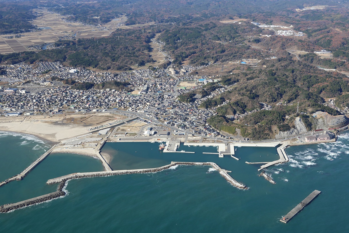四倉港を西方上空から見る〔平成26(2014)年12月　いわき市撮影〕