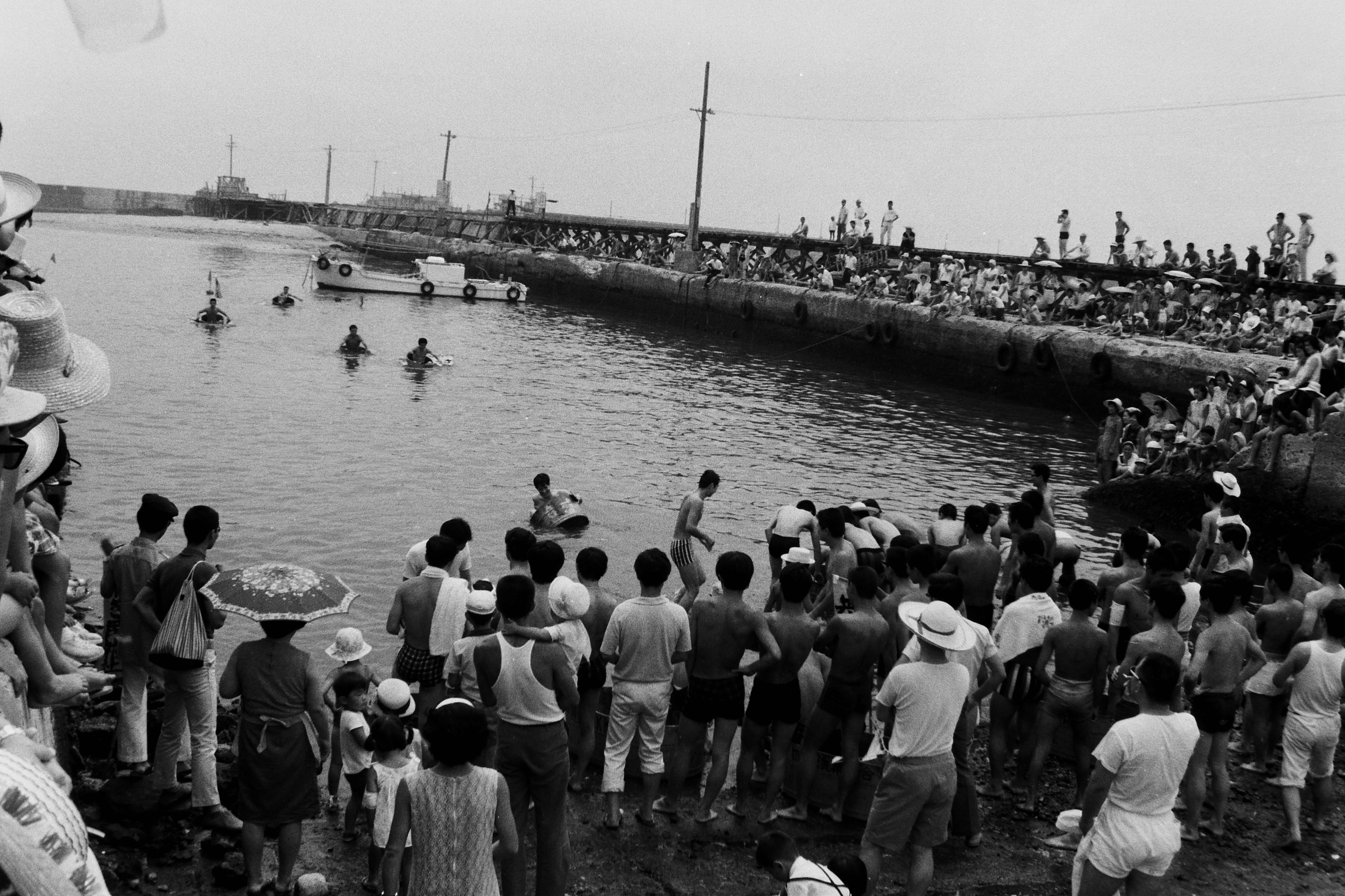 四倉港・タライ乗り競争(昭和43年7月、いわき市撮影）