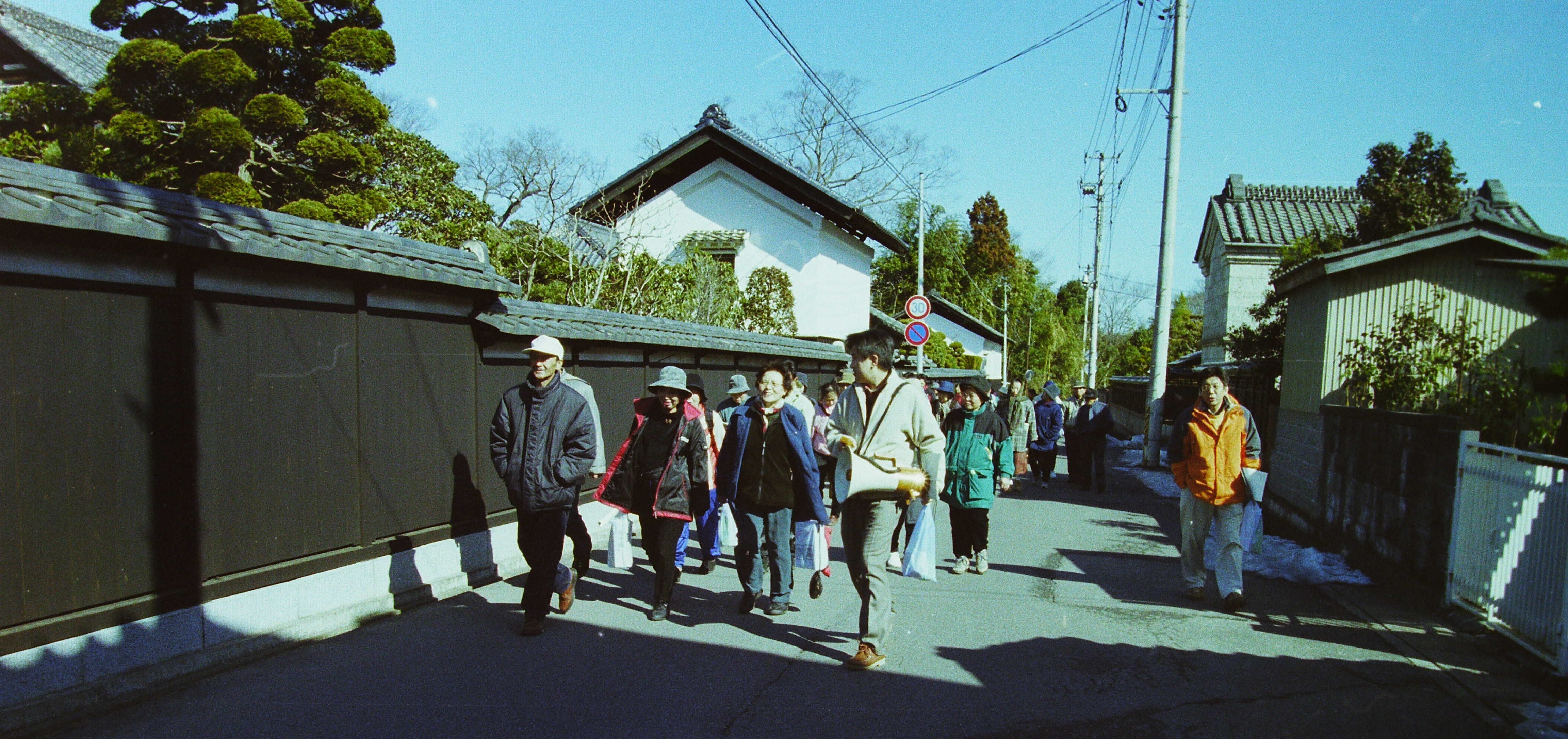 写真4-1 湯長谷藩町下の町人町跡　写真左が太平桜酒造。　〔平成13(2001)年2月　いわき市撮影〕