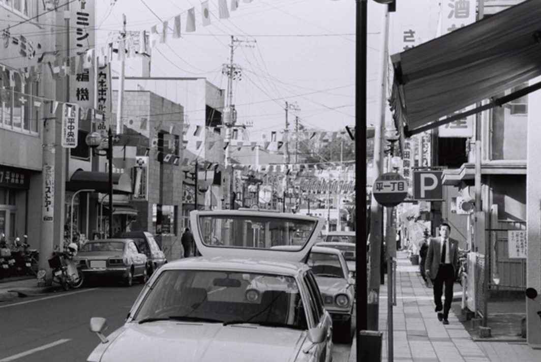 ■写真2-1 平字一町目から西方を見る　〔昭和58(1983)年12月　いわき市撮影〕