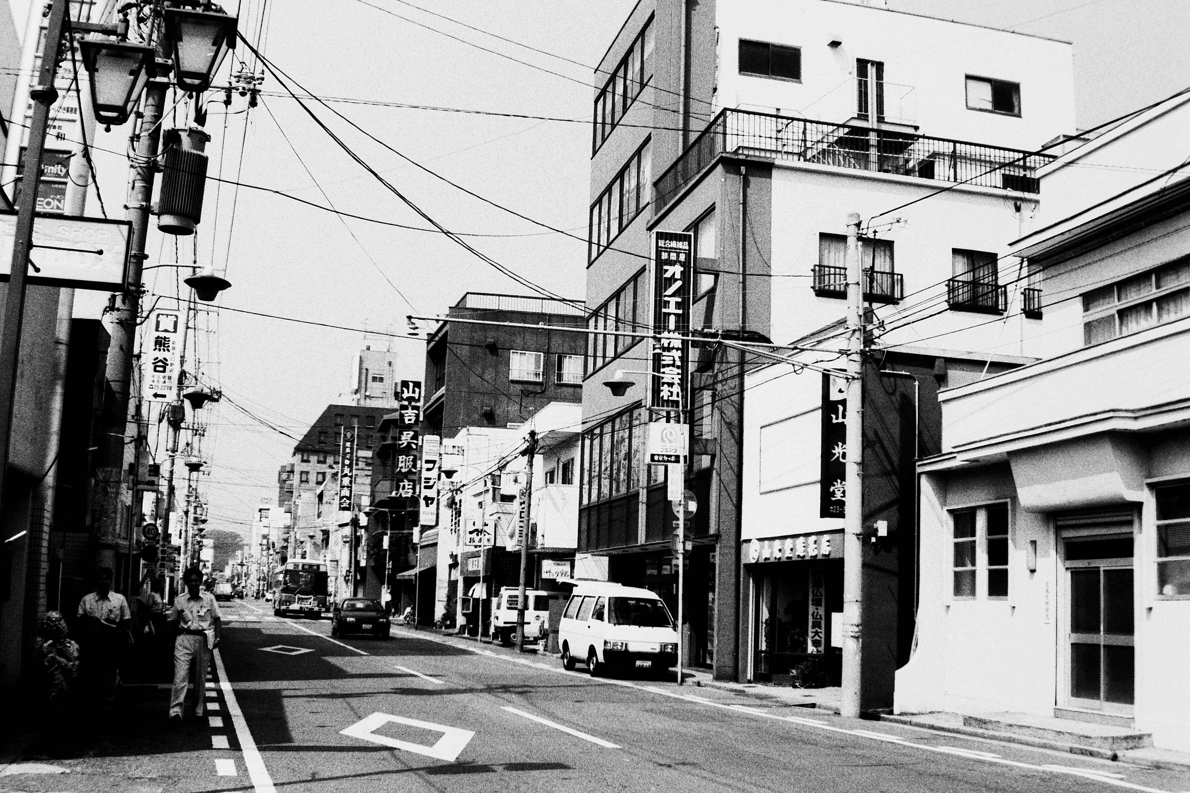 ■写真3-2  平本町通りの四町目を西方に向かって見る(平成9年9月、いわき民報社撮影)