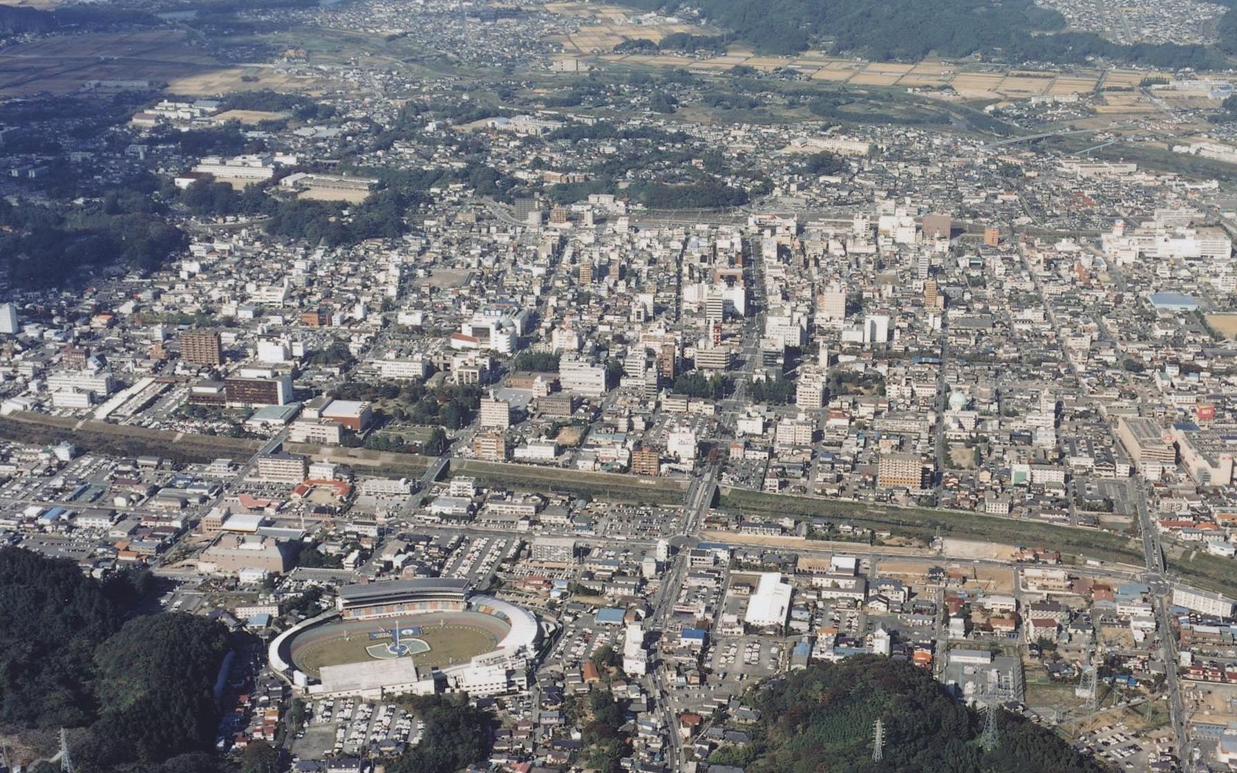 ■3・平写真1-3　平市街中心部を南側から見る〔平成8(1996)年10月　いわき市撮影〕