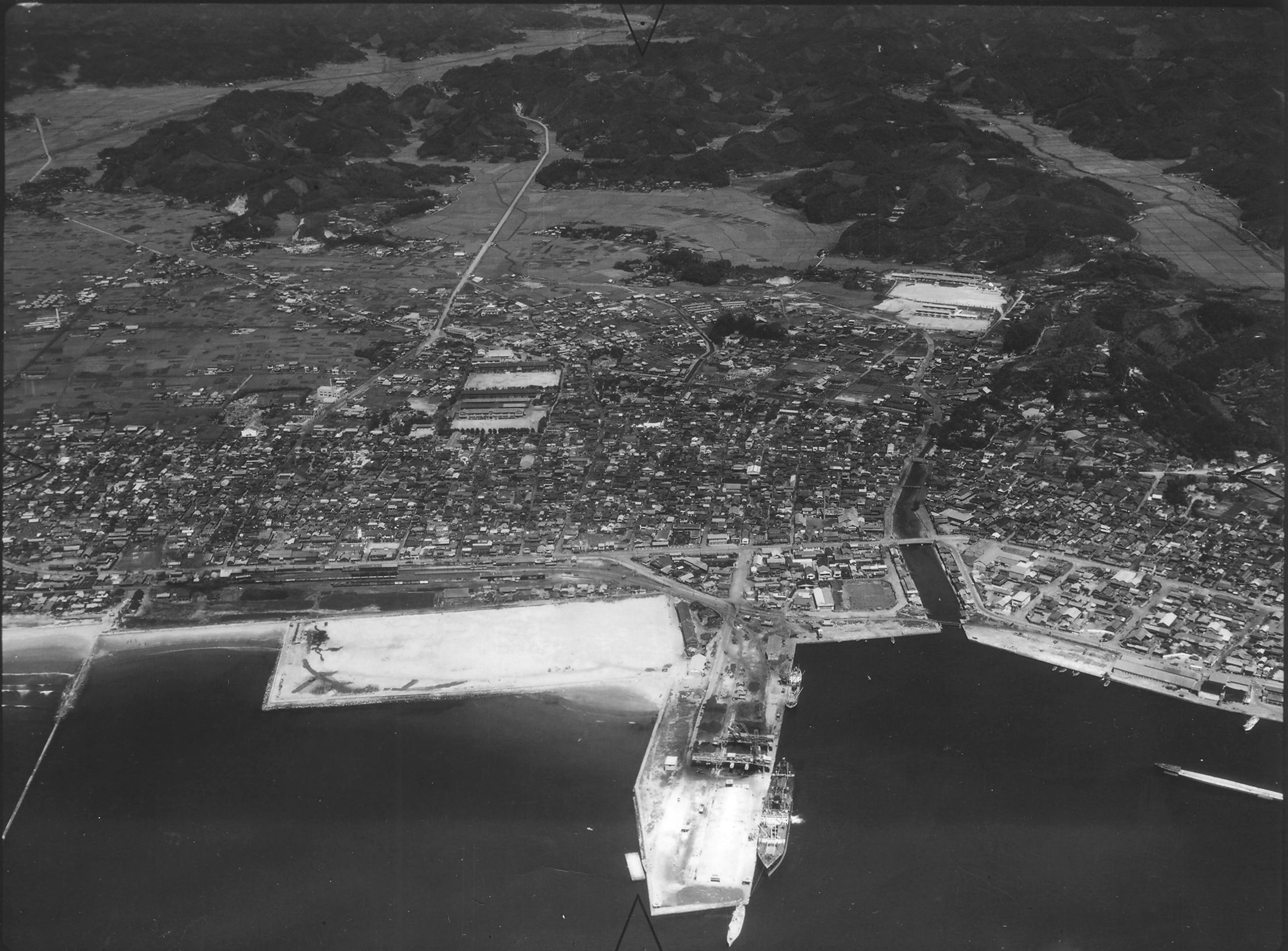 ■4・小名浜写真2-1  小名浜港の1号埠頭に接して、西側に建設した石炭埠頭を南側から見る　〔昭和36(1961)年　日本製紙（株）提供〕