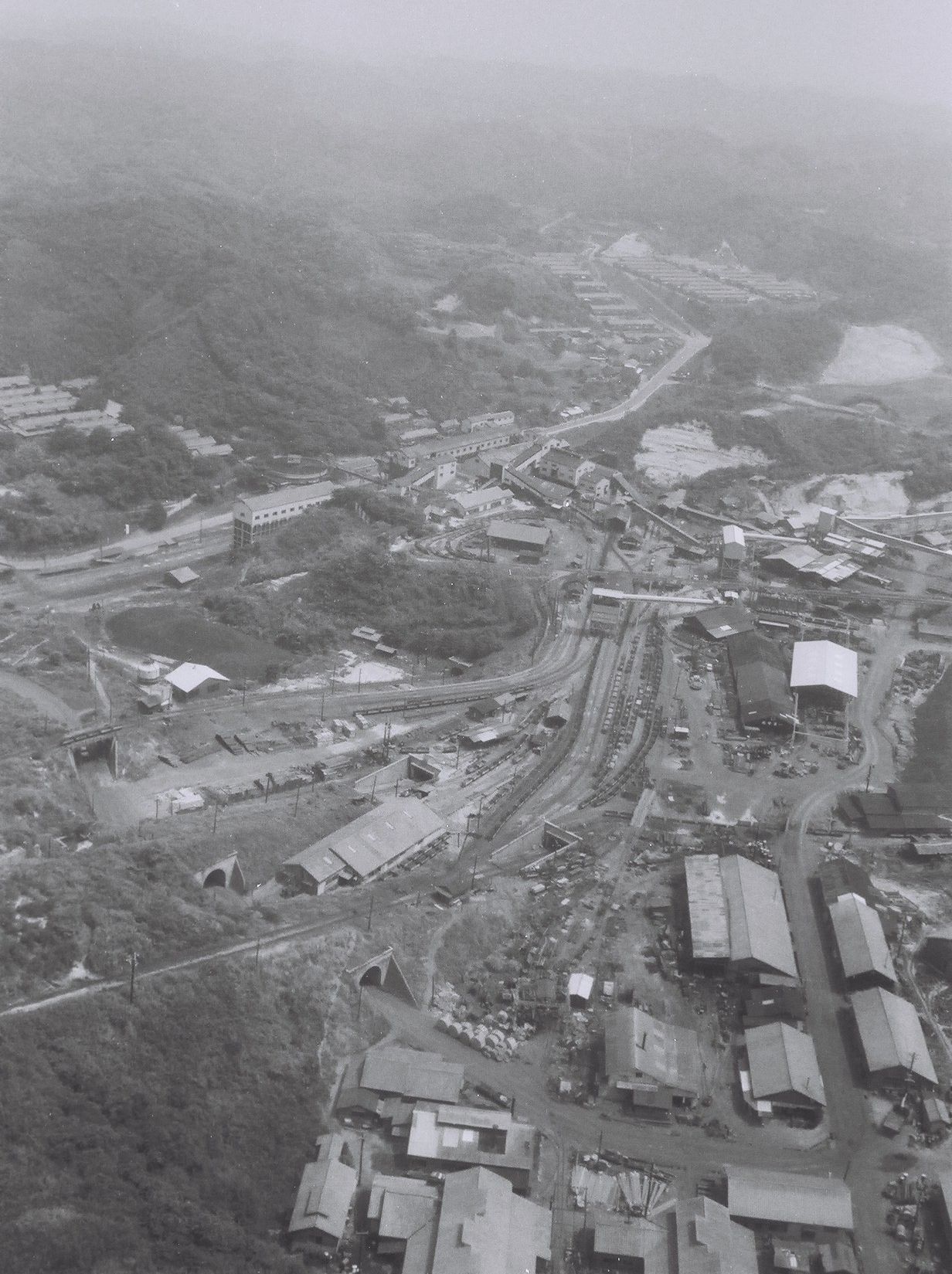 ■11・常磐写真5-1  常磐炭礦鹿島礦を西側から見る　昭和13(1938)年に開削し、昭和46(1971)年まで稼働していた。　〔昭和43(1968)年3月　いわき市撮影