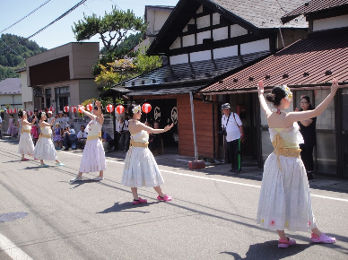 行列での踊り披露