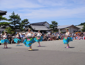 広場前での踊り1