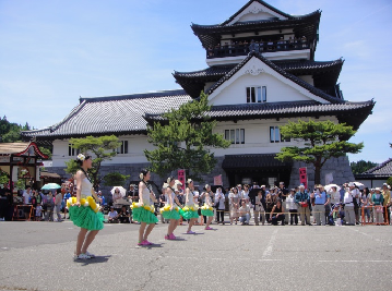 広場前での踊り2