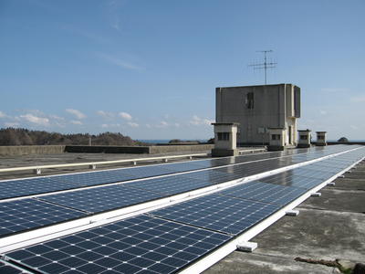 設置された太陽光発電システムの様子