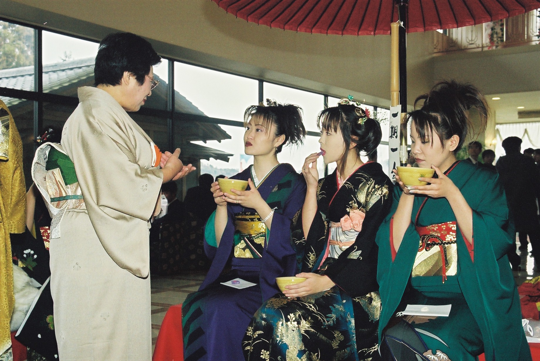 平成11年の成人式・好間地区のお茶サービス 当時流行の女性の髪形が特徴的(平成11年1月 いわき市撮影)
