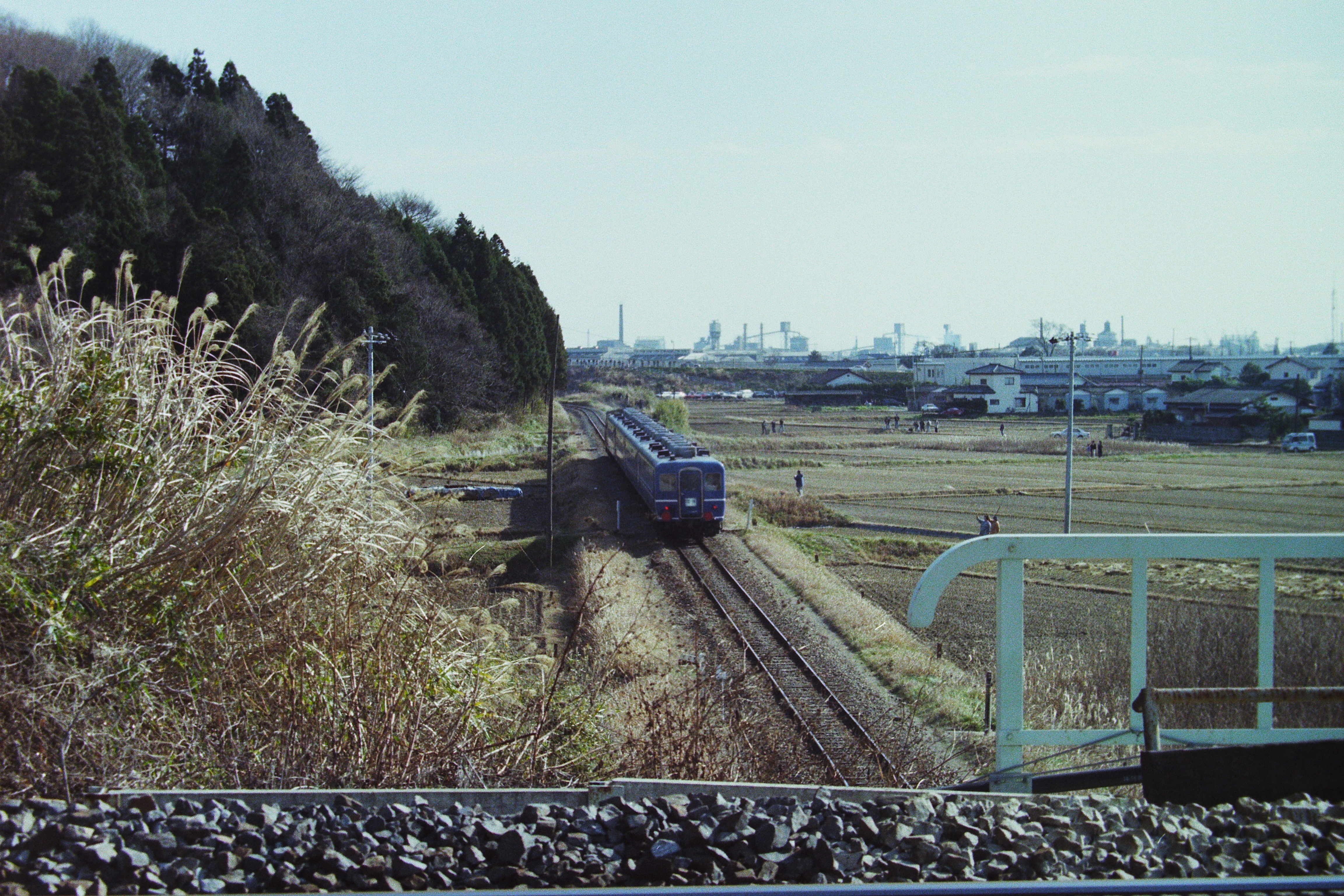 泉町の第三区画整理事業区域と福島臨海鉄道の「いわき・ら・ら・ミュウ」お買い物ツアー臨時団体列車(平成9年12月、いわき市撮影)