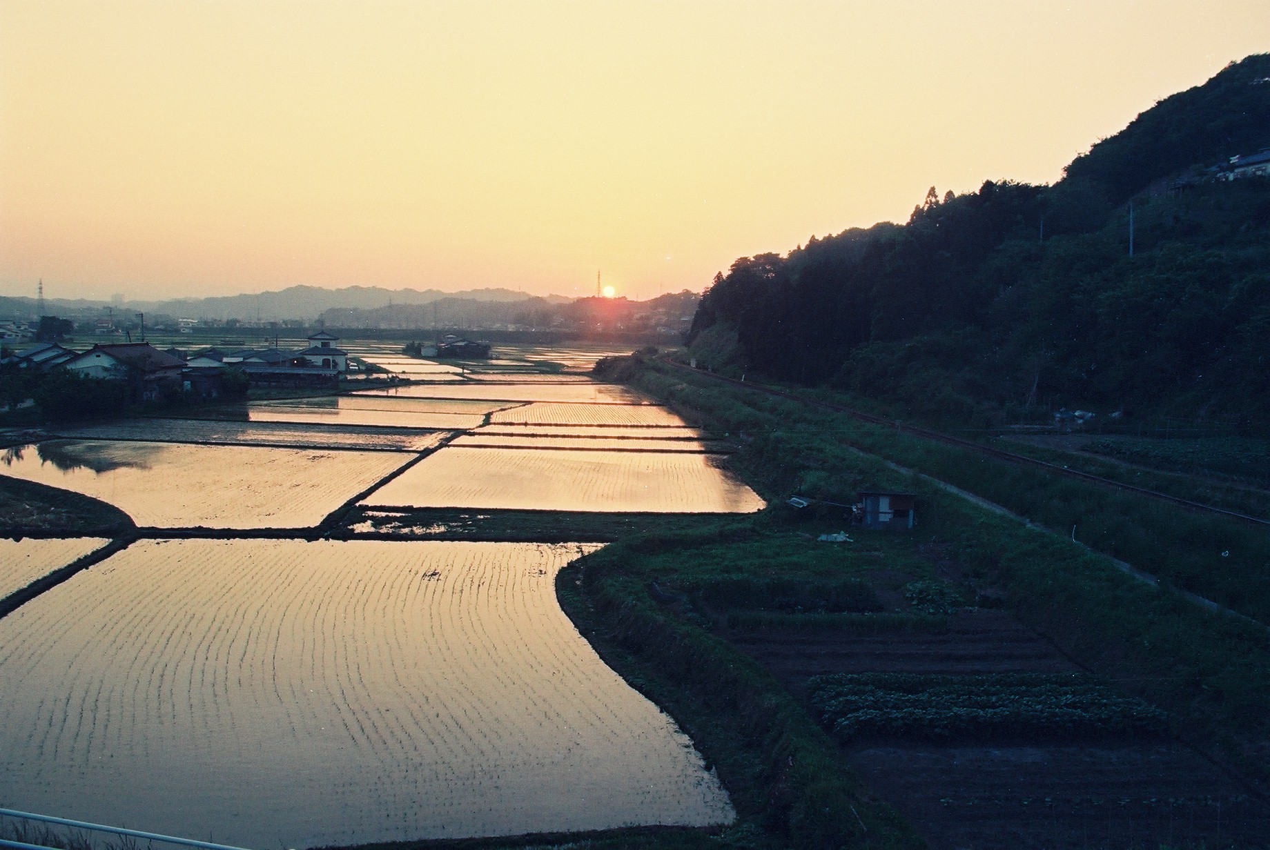 泉町滝尻の夕景を国道6号常磐バイパスから見る(平成3年6月、いわき市撮影)