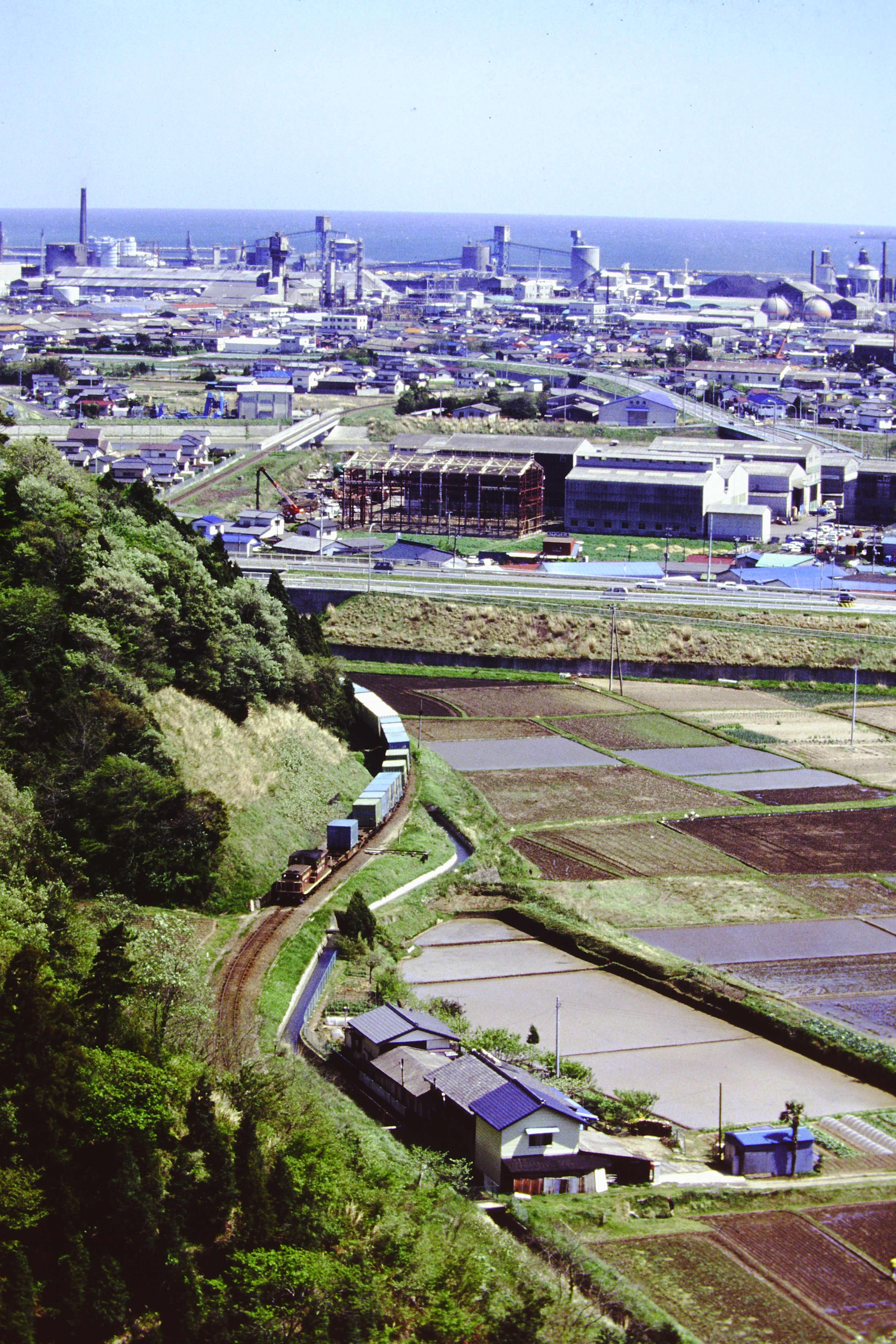 泉町滝尻地内を走る福島臨海鉄道の泉駅行きディーゼル機関車（平成2年5月、おやけこういち氏撮影）