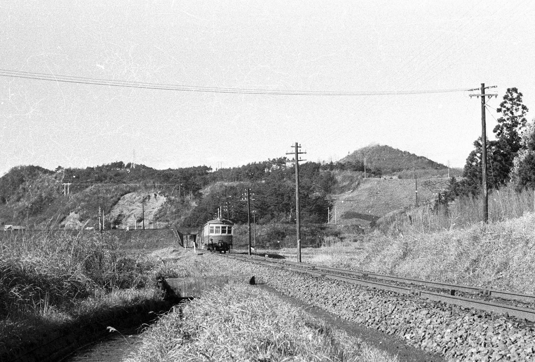 常磐線交差部部の東、小名浜へ向かって走る小名浜臨港鉄道下りキハ101（昭和36年12月、米本健一氏撮影）