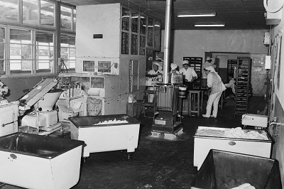 勿来給食センターパン工場内部の様子(昭和47年1月、いわき市撮影)：大きなケースに入っているのは練り上がった生地のようです