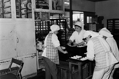勿来給食センターパン工場での給食パンの製造(昭和47年1月、いわき市撮影)：コッペパンの整形作業中のようです