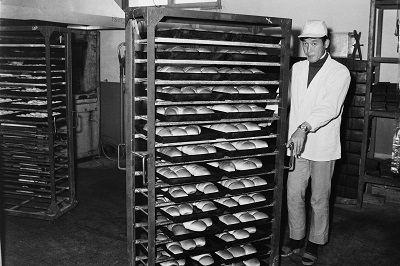 勿来給食センターパン工場での給食パンの製造(昭和47年1月、いわき市撮影)：焼きたてのコッペパン！いい香りが漂ってきそうです