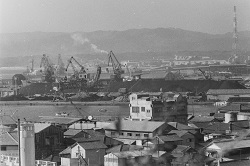 18 小名浜港1号ふ頭の石炭クレーン（昭和42年1月、いわき市撮影）