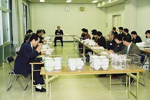 07学校給食用食器検討委員会(平成11年1月、いわき市撮影)：手前に並んでいるのは導入予定の新食器のようです